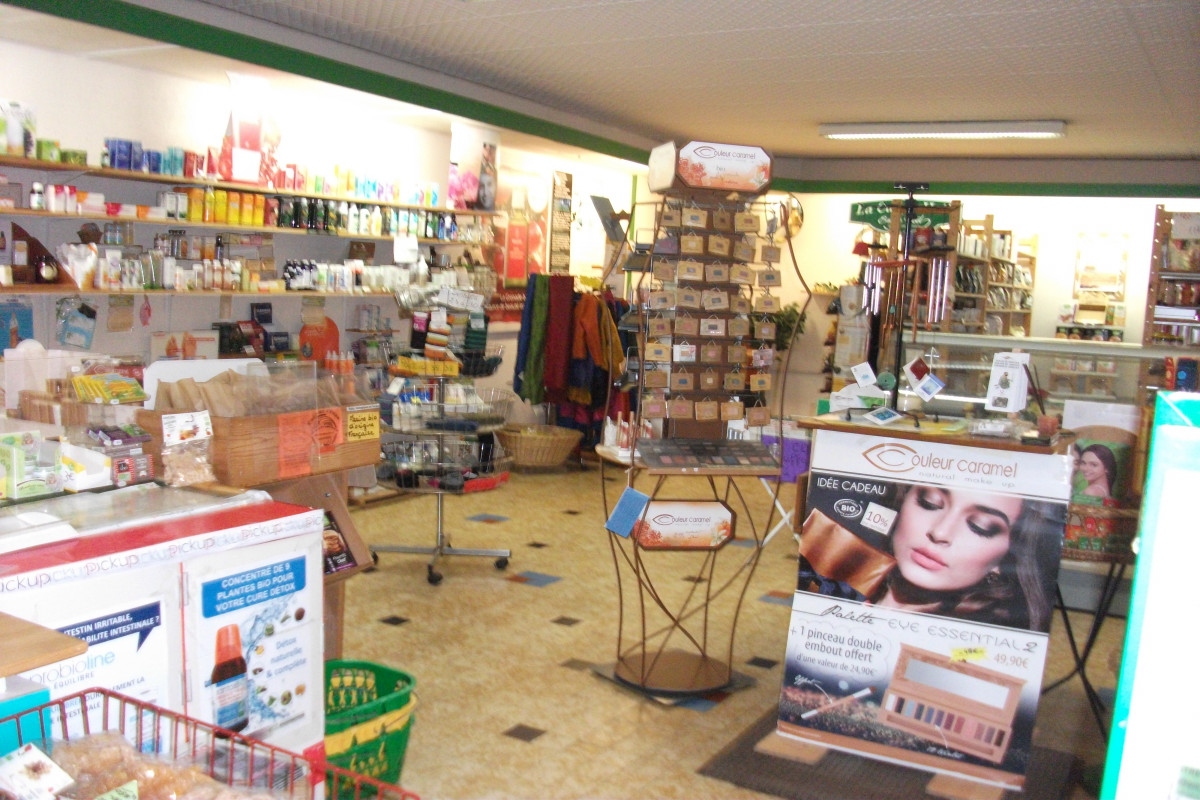 FDC BIO situé dans la belle et agréable région du LOT 46, à SOUILLAC, proche des lieux touristiques  de SARLAT et ROCAMADOUR.
Alimentation bio et régimes - compléments alimentaires- produits de toilette-cosmétiques-entretien-cadeaux.. Relais colis
Clientèle locale fidèle  et touristique
Bonne notoriété depuis sa création il y a 20 ans .Peut encore se développer.
Situation centre ville, quartier commerçant, prés du marché .Stationnements gratuits.
Beau local fonctionnel ,clair, tempéré entièrement équipé pour l'activité.
Surface 90 m² avec 2 grandes vitrines + réserve bureau avec coin cuisine(15 m²).  WC .
Accompagnement et formation possible
Loyer mensuel intéressant 450 euro
65000 euro + stock