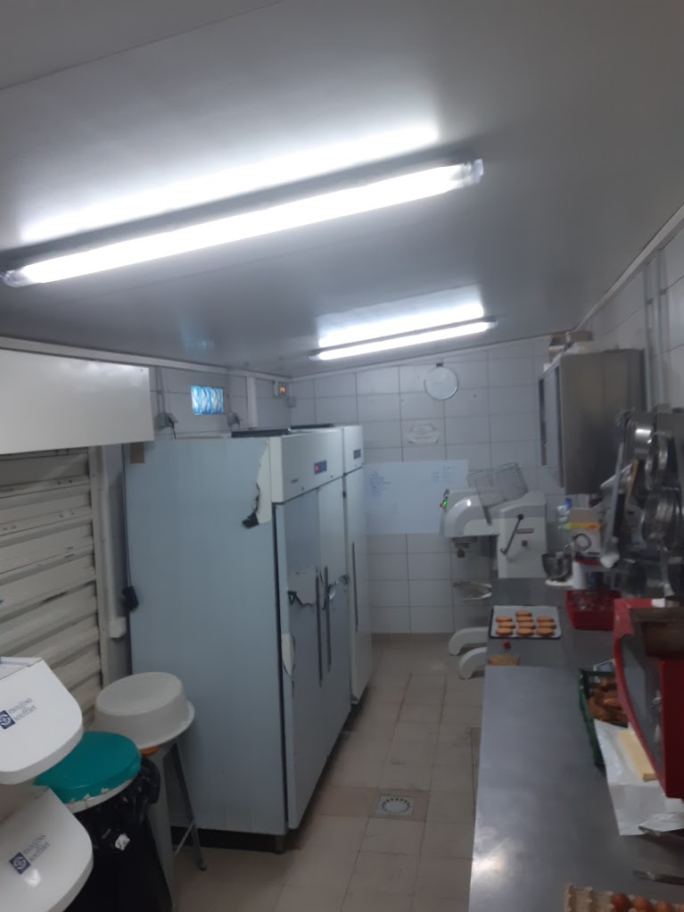 fond de commerce , Boulangerie-Pâtisserie, bien situé, mandat n00091AJ, surface 165m2, totalement équipé, 6 places de parking.