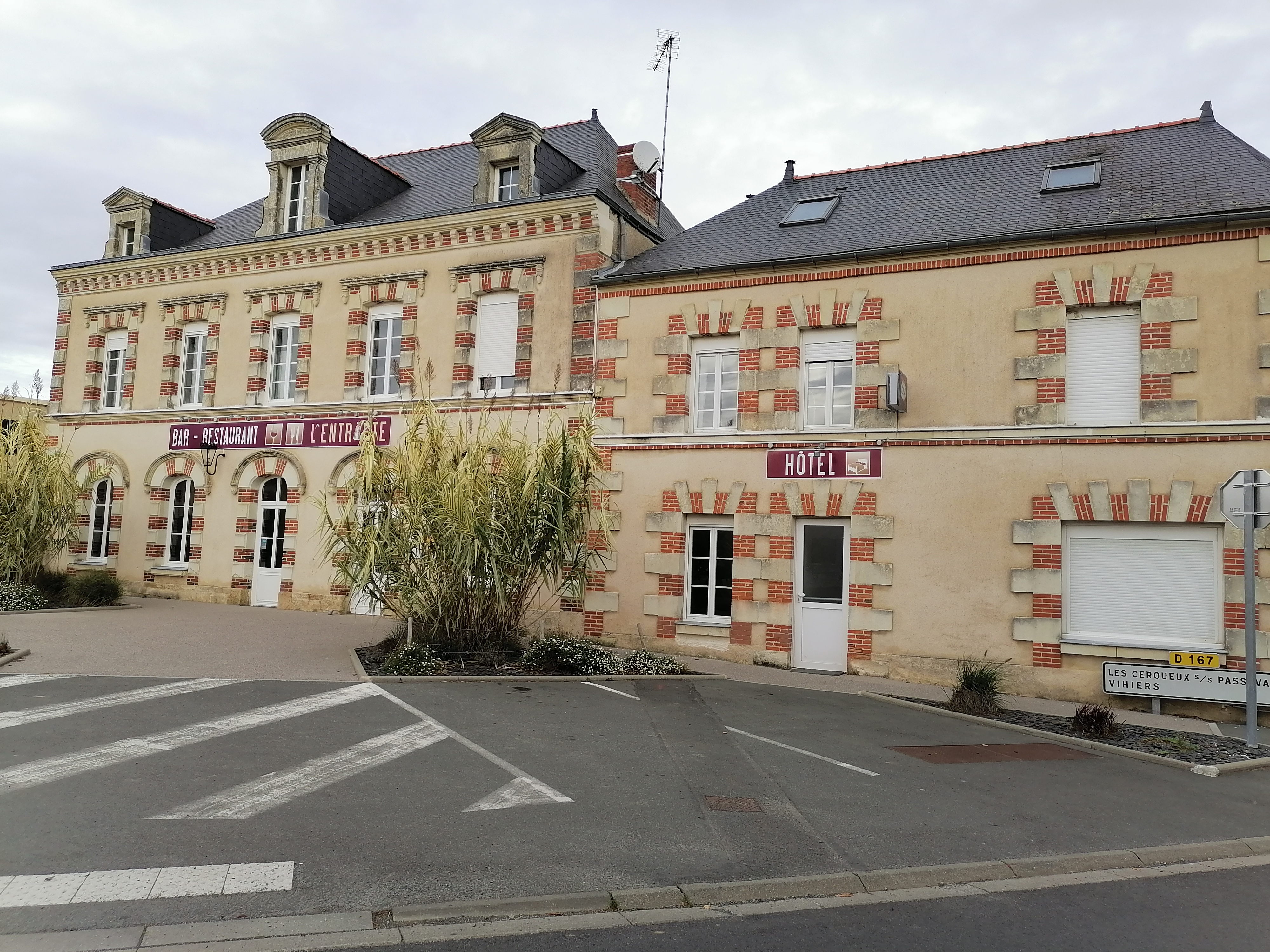 La commune de Saint Paul du Bois cherche une ou des personne(s) motivée(s) pour la reprise du bar hôtel restaurant « L’Entracte » situé au cœur de la commune à proximité de l’épicerie, de la poste, du salon de coiffure, de la maison du théâtre et de la mairie.
La salle du bar a une surface de 80 m² ; celle du restaurant mesure 50 m² et peut accueillir 40 personnes. L’hôtel est composé de 6 chambres (dont une suite parentale) équipées d’une douche et de toilettes.
Devant « L’Entracte », il est possible de disposer des tables et derrière un magnifique parc arboré de 1 500 m² peut permettre de se détendre. Dans ce bel endroit, un préau peut donner un esprit « Guinguette ». Il est facilement possible d’y organiser des cocktails et des vins d’honneur.
Les Saint Paulais attendent la réouverture avec impatience.
N’hésitez pas à contacter la mairie afin de venir visiter et de vous renseigner sur ce bel endroit.