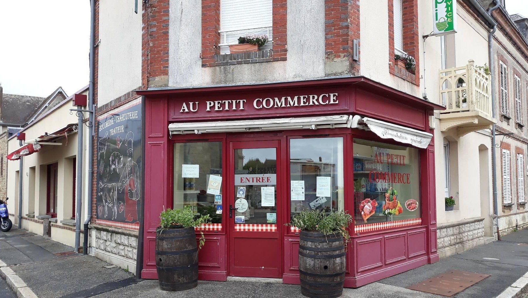 ENVIE DE DEVENIR INDEPENDANT, CE COMMERCE DE PROXIMITE EST IDEAL POUR S’INSTALLER.
LOCALISE DANS UNE COMMUNE DE L’ORNE LABELLISEE « VILLAGE D’AVENIR », REGION DE HARAS, A 2H DE PARIS, 10MN DE L’AUTOROUTE, 5MN D’UNE GARE, CE COMMERCE A UN FORT POTENTIEL.
LES ACTIVITES DE COMMERCE DE PROXIMITE SONT BOUCHERIE CHARCUTERIE, EPICERIE.
CE PROJET EST IDEAL POUR UN COUPLE.
UNE CLIENTELE FIDELE ET VARIEE, LOCALE ET REGIONALE QUI PERMET DE REALISER UN CHIFFRE D’AFFAIRES DE 300K EUROS.
DE PLUS VOUS POUVEZ BENEFICIER SI VOUS LE SOUHAITEZ D’UN LOGEMENT PERSONNEL.
UNE VISITE S’IMPOSE, NE LAISSEZ PAS PASSER CETTE BELLE OPPORTUNITE.
N’HESITEZ PAS A PRENDRE CONTACT POUR TOUTE INFORMATION COMPLEMENTAIRE.
TEL : 0233344487