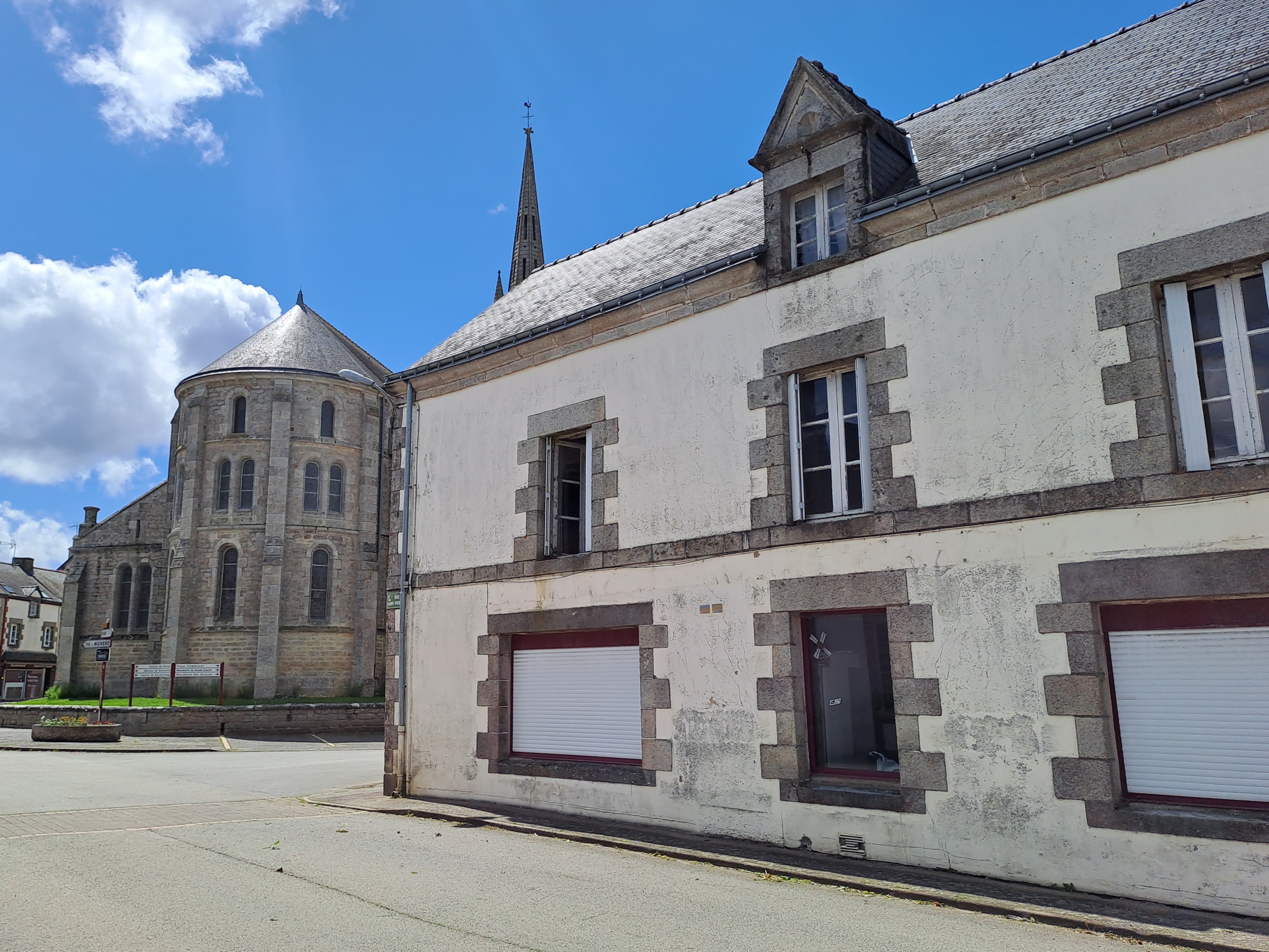 La mairie de Crédin (Pontivy communauté) a repris des éléments constitutifs du fonds de commerce existant « Le P’tit bonheur », activité multiservices présente sur la commune depuis 2003.
La collectivité recherche par le biais de cet appel à candidatures, la personne qui pourra relancer une activité principale de bar et tabac, ainsi qu’à minima un dépôt de pain et des services de Poste.
Il s'agit d'un projet de location-gérance dans un local en cours de rénovation et en plein cœur de bourg.

POUR CANDIDATER jusqu'au 13 octobre 2024 :
1️⃣ Lire le cahier des charges :
2️⃣ Remplir le questionnaire en ligne: 
https://www.bretagne.cci.fr/actualite/appel-candidatures-la-commune-de-credin-recherche-en-location-gerance-une-activite/morbihan