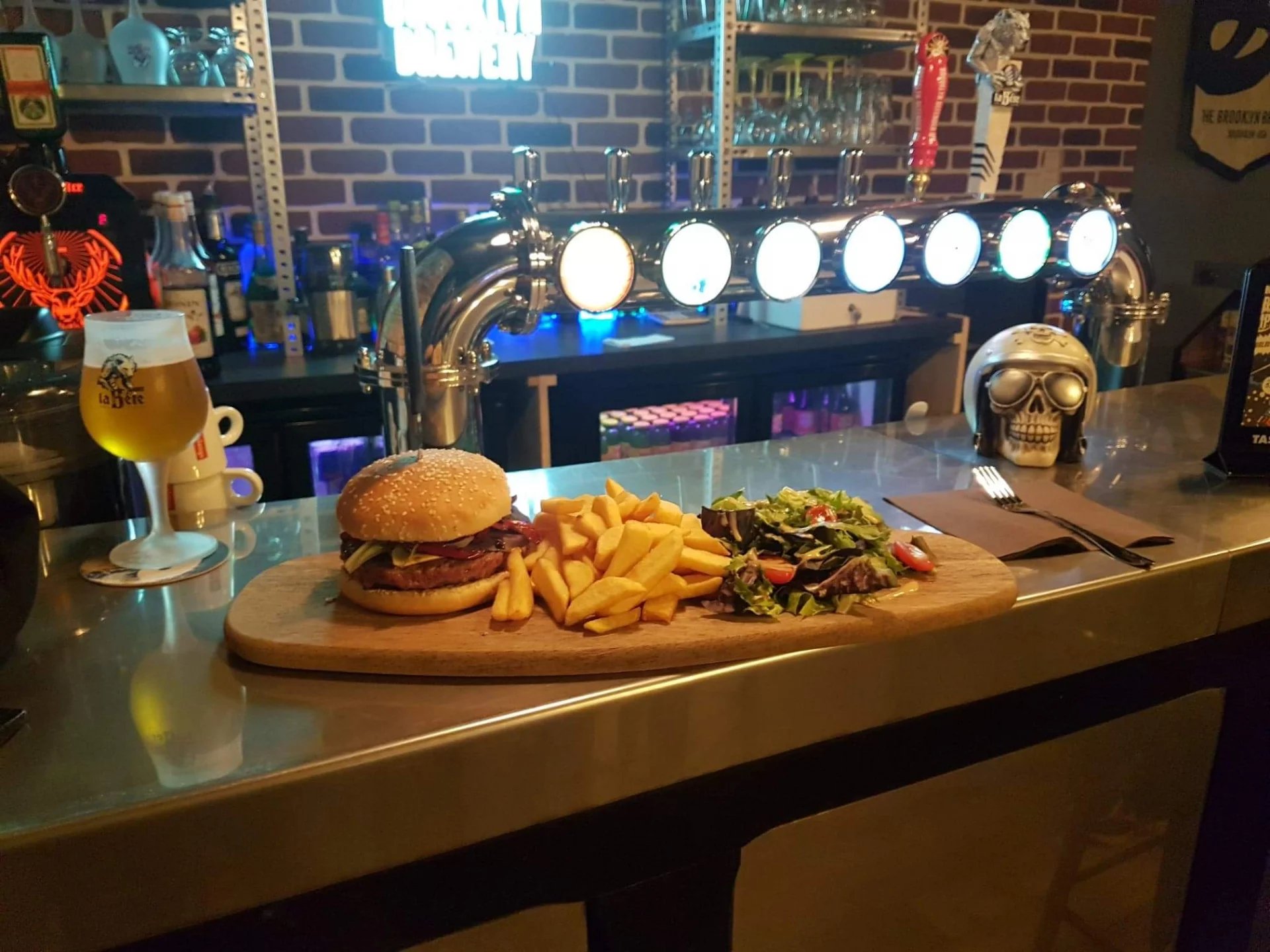 Dans une agréable ville touristique proche du Mont Saint Michel, vends fonds bar, bar à bière, brasserie, restaurant.
Etablissement très agréable avec une capacité de 36 places en intérieur et de 50 places en terrasse au calme côté jardin.
Beau logement T4 de 100 m² au dessus.
Possibilité de stationnement à proximité de l'établissement.
Vente urgente cause santé.
DPE : consommations : D (195). Emissions : B (6).
Prix net vendeur du fonds de commerce : 20 000 € + 12 % TTC (10 % HT) d'honoraires agence à la charge de l'acquéreur. La vente du fonds de commerce est indissociable de celle des murs. Prix net vendeur des murs : 180 000 € + 6 % TTC d'honoraires agence à la charge de l'acquéreur.
Les informations sur les risques auxquels ce bien est exposé sont disponibles sur le site Géorisques : georisques.gouv.fr.
Contact : Agence MOHAN TRANSACTIONS - RCS RENNES 810 806 661 - Carte professionnelle délivrée par la CCI d'Ille et Vilaine N°2201 2018 000 030 018 - Tel : 07 86 64 18 04