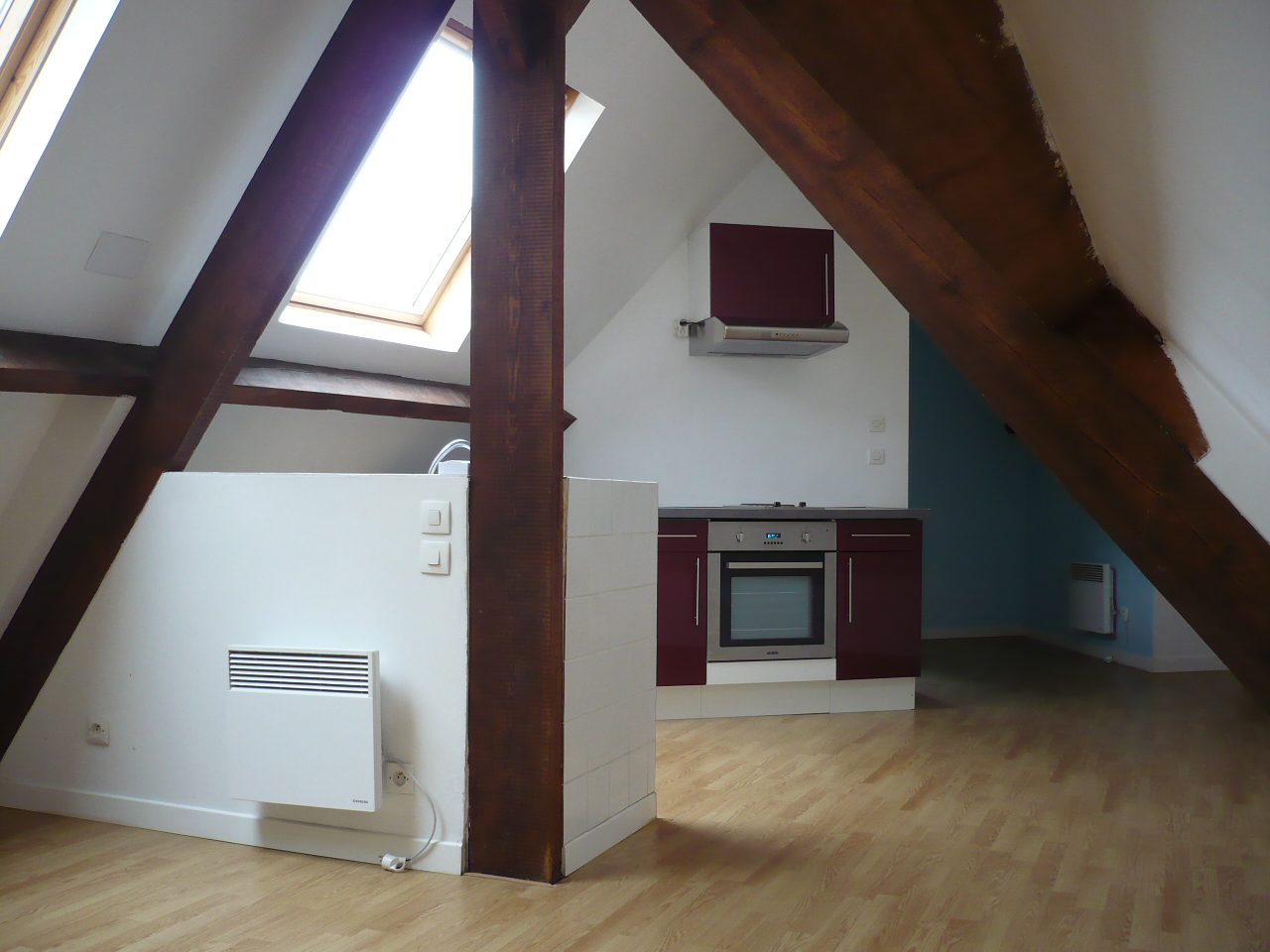 POUR CAUSE DE RETRAITE, VENDS: MURS ET LOCAL COMMERCIAL COMPRENANT:
Café-restaurant et salle de réception avec cuisine pro
Logement 1er étage: appartement  70m² 2 chambres, salle de douche, cuisine équipée, salon
Logement 2ème étage: Studio d'environ 30m²