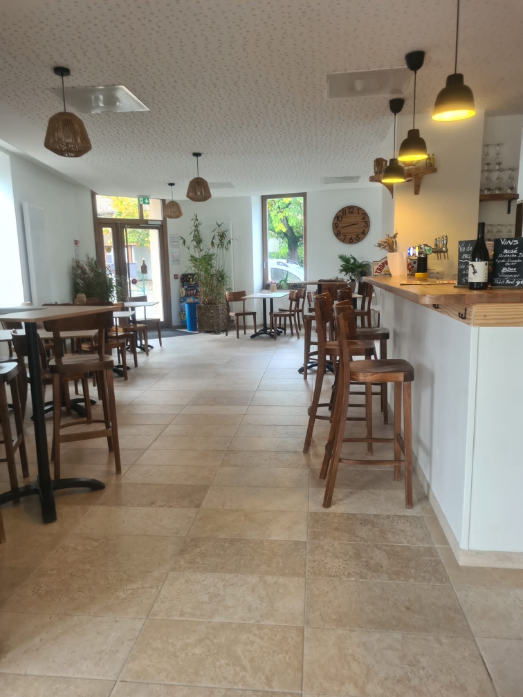 Bar restaurant de village dans la drome des collines.
Sur axe touristique proche du palais idéal du facteur CHEVAL à 5mn dune sortie de l'A7.
Dans un trés joli bâtiment de 1900 entièrement rénové, travaux terminés en 2024. 
Ouvert en juin 2024. Tout le matériel de cuisine a été installé neuf (four RATIONAL I-COMBI PRO et I-VARIO XS 2x17 litres) 
Matériel et mobilier de bar égalment installé neuf ou entièrement restauré en 2024.
Accés et sanitaires PMR
Vidéo surveillance
Aucun contrat fournisseurs
Comprenant :
Une salle de 30 couverts
Une véranda de 18 couverts
Une terrasse couverte orientée Sud de 20 couverts
Loyer de 6200€ par an
Chauffage centrale à granules
Licence IV mise à disposition par la mairie.