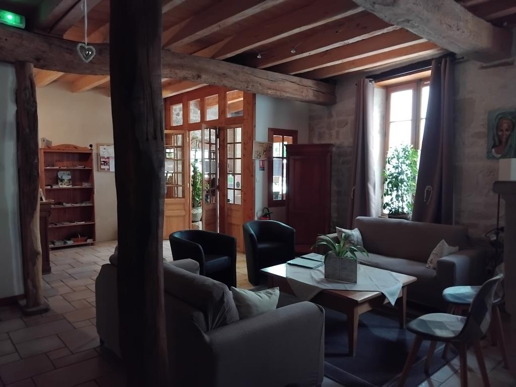 À VENDRE – Hôtel de Charme 3* – Charente Maritime, France
Authenticité & Rentabilité au cœur d’un village typique charentais
Nous vous proposons un bien d’exception : un ancien corps de ferme du XVIIIe siècle entièrement rénové en hôtel 3 étoiles en 2001, classé « Hôtel de charme pierre et bois ». D’une surface de 750 m², avec dépendances, cet établissement conjugue authenticité, confort et fort potentiel touristique.
Situation géographique privilégiée :
À 8 km du château de Dampierre-sur-Boutonne
11 km de l'Asinerie du Baudet du Poitou
35 km de Saintes, 60 km de La Rochelle
En plein centre d’un village dynamique, avec commerces et restaurants accessibles à pied
Hébergement & équipements :
- 10 chambres élégantes ( minimum 18 m²)-dont une suite familiale 35m² avec un décor champêtre. Chaque chambre est équipée de sa propre salle de bain-douche.
- Wi-Fi, TV écran plat, petit salon, accès jardin, poutres en bois d’époque
- Salon d’accueil, salle à manger rustique avec murs en pierres apparentes, poutres anciennes et cheminées (non utilisées)
Bar en service de 16h à 21h
- Jardin de 230 m² : espace restauration extérieur, salon de jardin, ambiance paisible
- Espace privé de 70 m² pour les propriétaires : Cuisine équipée ouverte sur salon/salle à manger, 1 grande chambre-mezzanine, un bureau (possible en chambre), un grand dressing et salle de bain-douche

Données financières :
Licence IV incluse
CA projeté 2025 : 156 000 €
Opportunité idéale pour professionnels de l’hôtellerie ou porteurs de projet en reconversion cherchant un cadre de vie agréable et un outil de travail opérationnel avec une clientèle fidélisée.
Prix : 195 000€ Fond de commerce (licence IV incluse) + 800 000€ Murs – Ensemble indissociable
Merci de nous contacter par mail . Un apport de 25% de la somme globale sera demandé.
