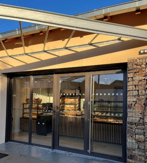 Vous êtes boulanger - pâtissier et vous souhaitez vous installer dans une commune à taille humaine, en plein développement ? 

La commune d’Église Neuve de Vergt loue un local neuf, prêt à accueillir votre activité de boulangerie/pâtisserie, avec :
-	Four électrique 
-	Deux chambres froides
-	Bâtiment avec panneaux photovoltaïques

👉 Vous avez un projet ? Venez découvrir ce local idéalement situé :
- Emplacement en bordure d’un axe très passant RD8 axe Périgueux – Bergerac par Vergt et à 6 minutes de l’échangeur N°15 de l’A89
- Stationnement
- À proximité immédiate d’un commerce multiservices : bar, restaurant, point-poste, colis, épicerie (restaurant en cours de construction) 
-	Loyer attractif : 500 € HT par mois