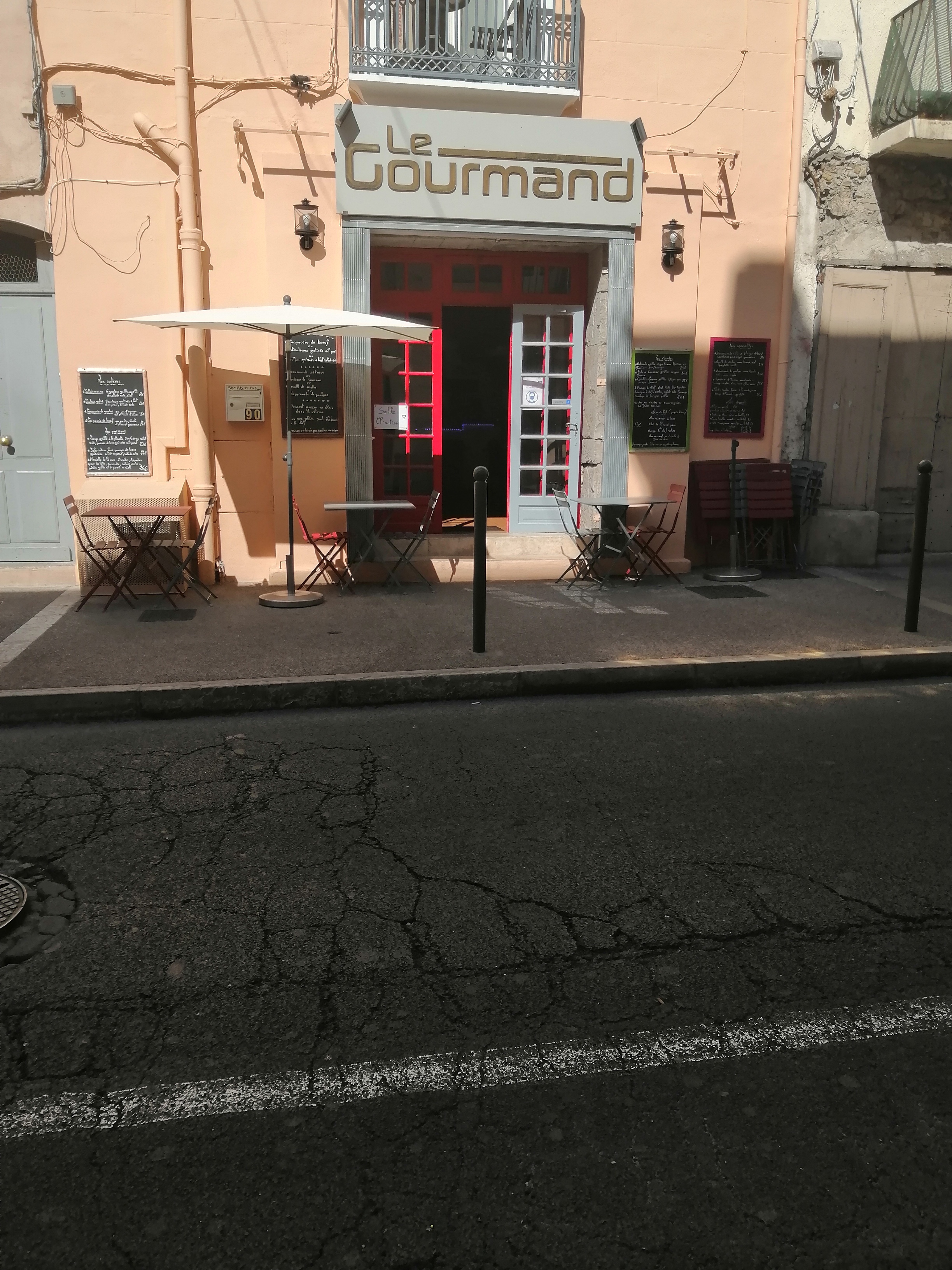 Petit restaurant que nous tenons à deux depuis bientôt 13 ans, dans une petite ville qu'on appelle " la Venise occitane" et où il fait
bon vivre.
Avec un énorme potentiel de clientèle, toute l'année.
Nous avons l'âge de prendre notre retraite et aimerions transmettre notre petit restaurant
à un couple ou deux amis qui souhaitent avoir leur propre affaire.
Surface intérieure: 86 m2
Nous avons 24 à 30 couverts en salle et la possibilité de mettre 12 à 15 couverts en extérieur .
Le  loyer reste attractif pour la région , 1040.59€/mois , charges comprises.
Tout le matériel a été racheté sur les 6 dernières années.