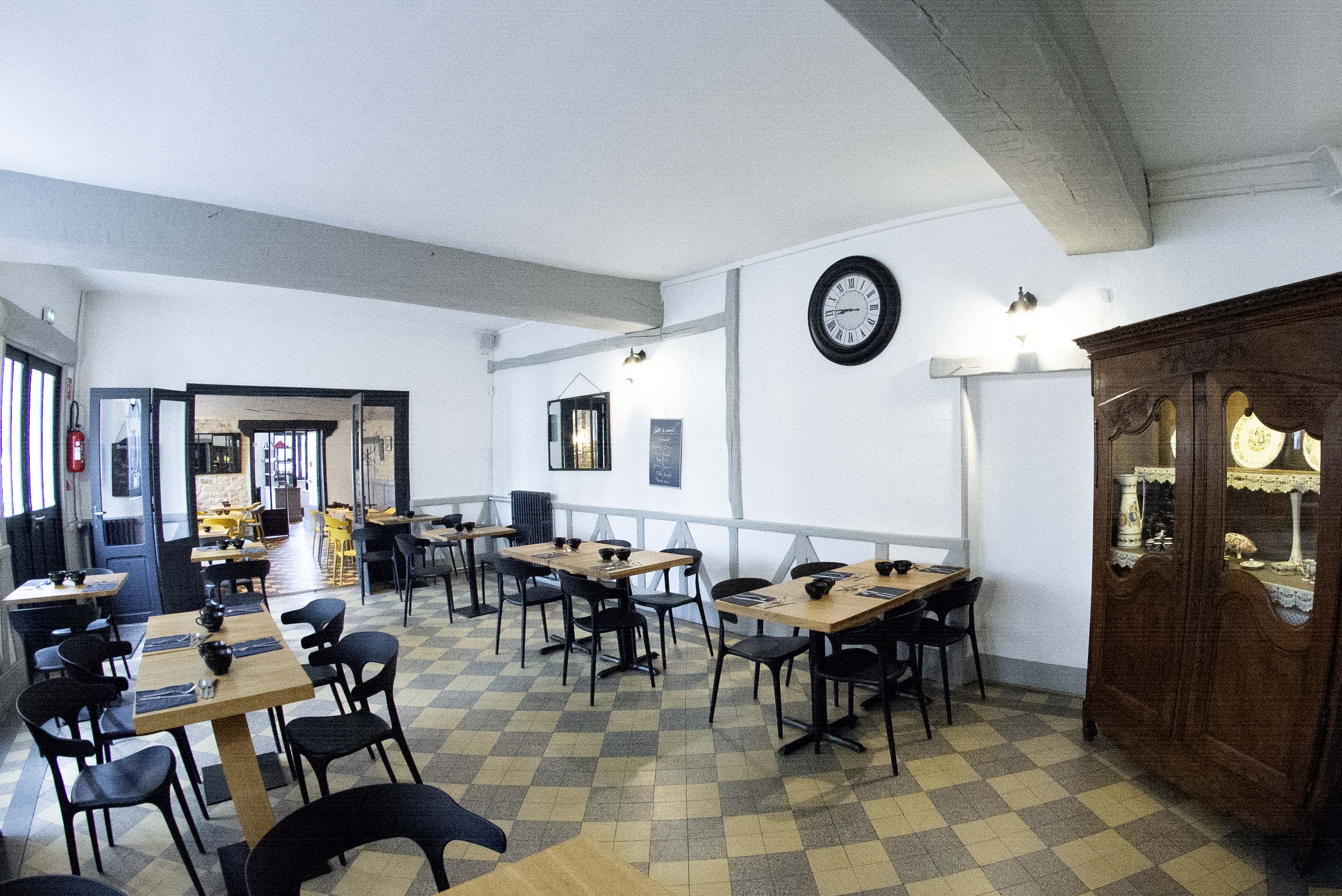 A reprendre fonds et murs, en région parisienne ,près de Giverny et du golf  de la Boucle.
Crêperie, Hôtel, Licence IV.
 Superficie 310 m2
    - Appartement 60 m2
    - 4 chambres
    -  50 places assises 
    - 25 places en terrasse
  Locaux en très bon état et conforme aux normes sécurité incendie.
Prix : 530000€