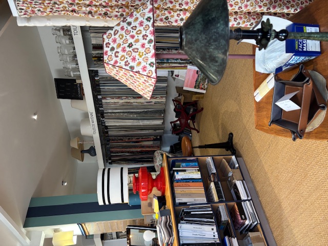 🌟Le Potentiel et le Concept
•	Activité actuelle : Magnifique magasin spécialisé en décoration, tissus d'ameublement, et gammes de peintures décoratives haut de gamme. Une offre complète et cohérente pour l'aménagement d'intérieur.
•	Renommée & Clientèle : L'enseigne jouit d'une clientèle fidèle développée sur plus de 20 ans d'activité. Forte reconnaissance locale et grande zone de chalandise établie.
•	Potentiel de Croissance : Chiffre d'affaires à fort potentiel de développement, directement lié à l'optimisation des jours d'ouverture et à l'exploitation des services (atelier, devis, conseil).
📍 Le Local et l'Emplacement (Idéalement Situé)
•	Superficie Totale : Surface commerciale de 100 m² (en rez-de-chaussée).
•	Aménagement Intérieur : L'espace est fonctionnel et se divise en :
o	Un espace de vente principal d'environ 70 m² offrant une très belle visibilité.
o	Un atelier/espace de travail de 30 m² idéal pour les artisans (confection, retouches, conseils personnalisés).
o	Une réserve pratique d'environ 10 m² et des commodités (WC + lavabo).
•	Emplacement Stratégique : Très bonne visibilité sur route départementale, au cœur d'une zone dynamique, entourée de commerces et de stationnements à proximité immédiate.
•	Bail : Bail "tout commerce" (sauf restauration), offrant une grande flexibilité pour l'évolution ou la diversification de l'activité.
💎 Les Atouts (Marques & Finitions)
•	Marques Prestigieuses : Le fonds inclut la distribution de marques de renom et de qualité, dont : Toile de Mayenne, JAB, Terre d’Argile, Fermob, Houles, ainsi que des articles d'art de la table (verres soufflés, bouillottes...).
•	Polyvalence : Local idéal pour diverses activités : artisanat, commerce de détail, profession libérale, ou relocalisation d'activité.
💰 Conditions de Cession
•	Fonds de Commerce : 20 000 € (Négociable).
o	Ce prix attractif inclut le stock à date (inventaire disponible sur demande).
•	Loyer Mensuel : 900 € TTC (soit 750 € HT).
•	Ancienneté du Bâtiment : Construction 1945 (bien entretenu).
________________________________________
Contact : Saisissez cette opportunité de reprendre une affaire saine et reconnue avec un faible investissement initial. Pour toute information complémentaire ou pour organiser une visite, veuillez contacter Louis Rathier van Heekeren au 06 87 75 30 76.