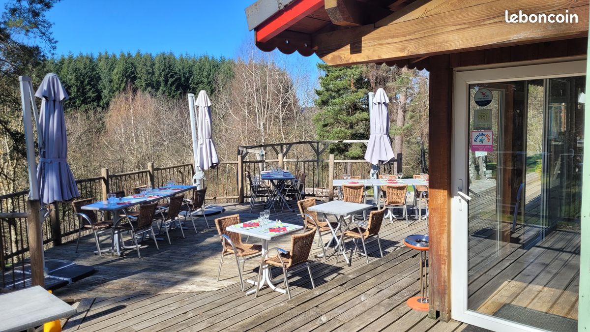 Commerce atypique à céder : restaurant, bar, salle de concert et putting-golf, activité unique en France. Situé dans un cadre
exceptionnel, au milieu des bois, exposé plein sud et face au Lizieux, à seulement 2 km du bourg de Tence, L’Ours Maçon bénéficie d’un
environnement naturel remarquable, au sein d’un village dynamique sur les plans culturel et touristique. La diversité de ses activités
permet de toucher un public large et varié, ce qui fait de cette entreprise un lieu singulier avec un fort potentiel de développement. Le
restaurant, exploité depuis 2010 selon les éléments du dossier, est bien implanté et reconnu localement. La salle de 170 m², complétée
par de belles terrasses, offre un cadre adapté aussi bien aux repas de groupe, de famille ou d’entreprise qu’à une clientèle recherchant
une ambiance plus intimiste. Le putting-golf, présenté comme unique en France, constitue un véritable marqueur différenciant de
l’établissement. Ludique, technique et accessible à tous les âges, il s’adresse aussi bien à une pratique individuelle que collective et
permet de développer une clientèle de loisirs, touristique ou événementielle. La salle de concert participe également à l’identité du lieu grâce à une programmation éclectique et régulière. L’absence de voisinage immédiat et la qualité du cadre en font un site particulièrement adapté à l’organisation de concerts, d’animations et d’événements privés ou professionnels. Cette affaire offre une
belle opportunité de reprise pour un couple, un investisseur ou un porteur de projet souhaitant s’inscrire dans un lieu de caractère et y
apporter de nouvelles idées. Le fonds de commerce est proposé au prix de 80.000 €, avec possibilité d’acquérir également les murs et
terrains. Deux options sont envisageables : · Acquisition du fonds de commerce seul, avec versement d’un loyer à la SCI propriétaire. ·
Acquisition du fonds de commerce avec les murs et terrains, pour une reprise globale du site. Prix de cession : · Fonds de commerce :
80.000 €. · Fonds de commerce + murs et terrains : 420.000 €. Montant estimé des dépenses annuelles d’énergie pour un usage standard : 7.000 € par an. Prix moyens des énergies indexés sur l’année 2025, abonnements compris.