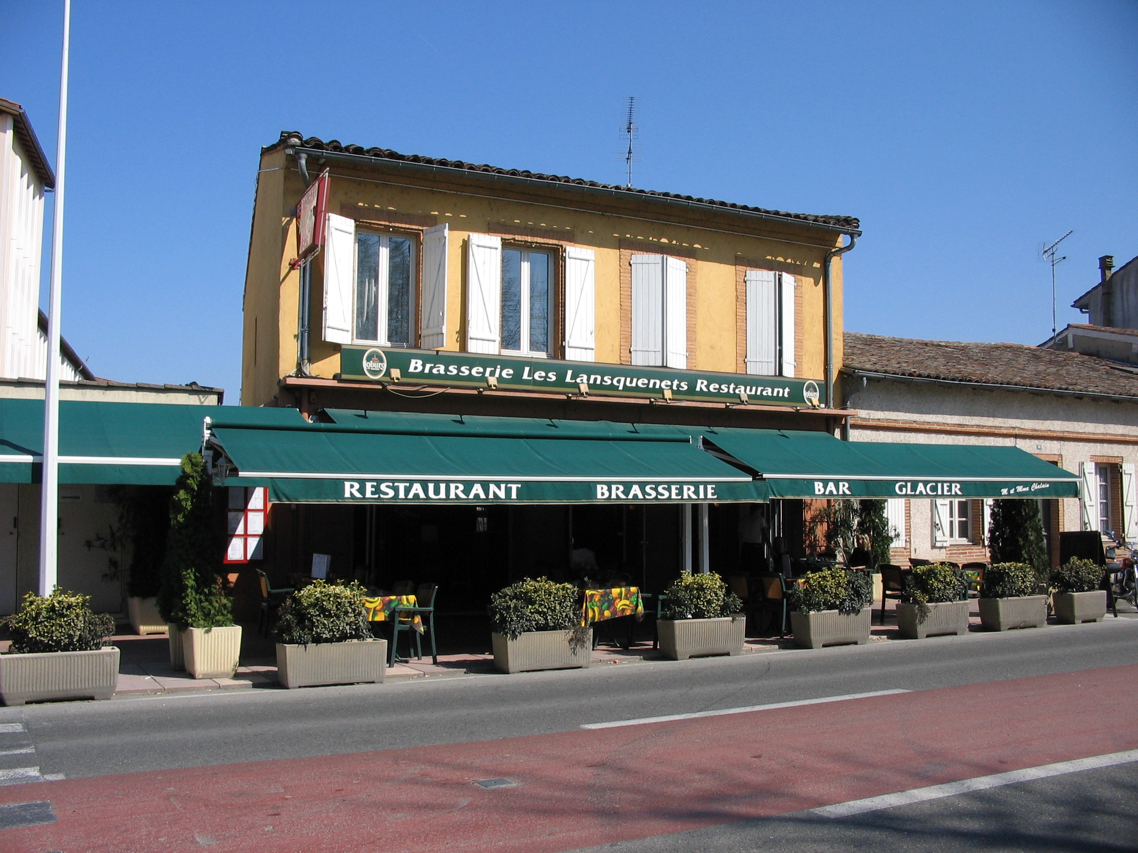 470 m 2 au sol, avec appartement dépendant 150 m2
38 ans de présence, bien placé, parking gratuit en face, plusieurs entreprises importantes (militaires, hôpital, maison de retraite, archives départementales).
En face, plusieurs manifestations importantes sur l'espace vert.