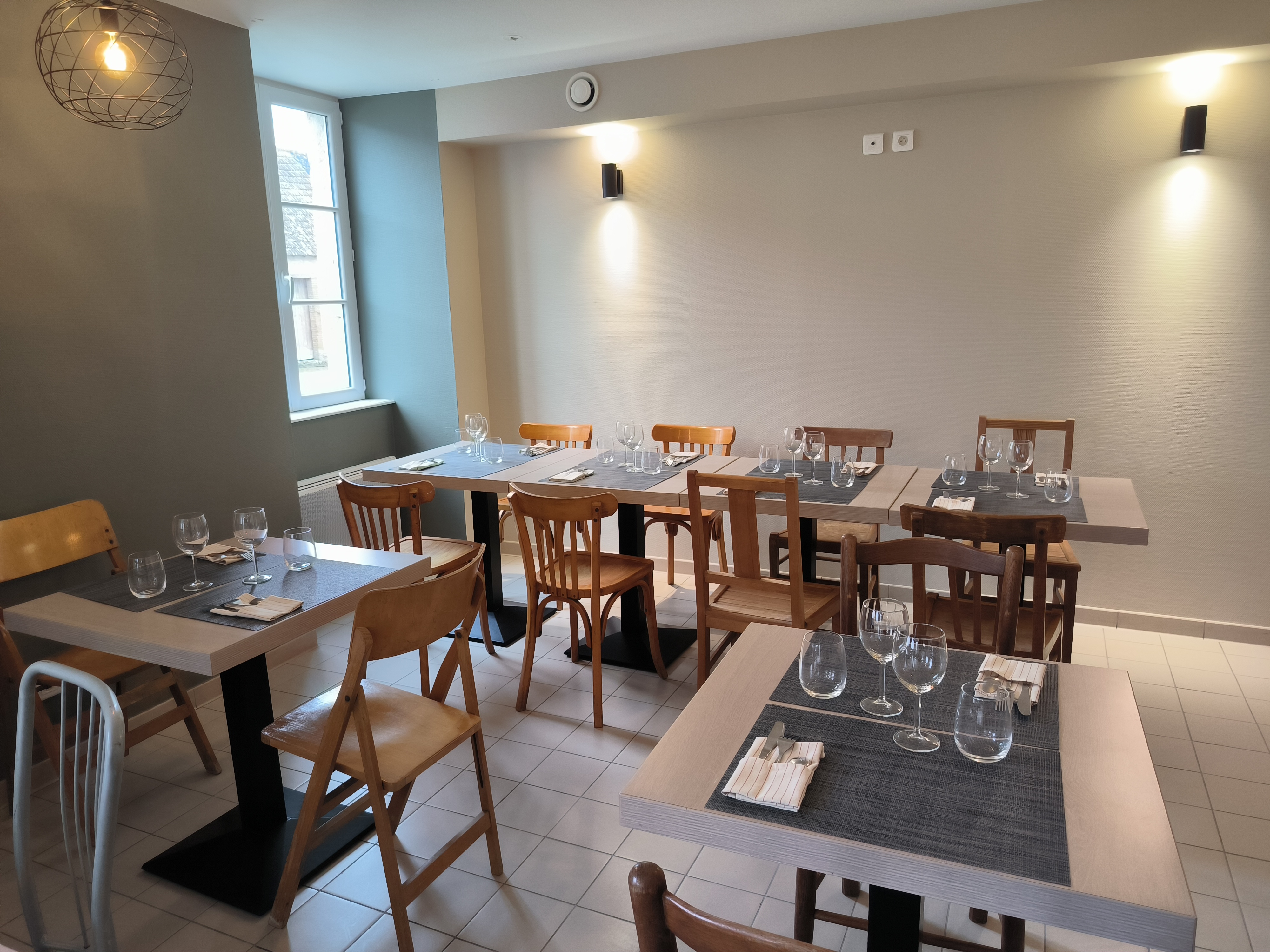 Appel à repreneur - Ouverture d'un café multiservice, commune de Baccon, Loiret (45)

La commune :
La commune de Baccon, située dans le département du Loiret (45), recherche un repreneur pour son commerce bar-restaurant multiservices, au cœur du village. Baccon est une charmante commune rurale de près de 650 habitants, idéalement située à 20 km d’Orléans et à proximité des communes de Meung-Sur-Loire et de Beaugency. Elle bénéficie d’un cadre de vie paisible et attractif, au sein d’un territoire agricole avec une population attachée à ses commerces de proximité. Le commerce à reprendre occupe un emplacement central, à proximité de la mairie. Il dispose d’une salle de restauration, d’un bar licence IV, ainsi que d’un espace multiservices permettant le développement d’activités complémentaires : petite épicerie, dépôt de pain, relais colis, animations locales, etc. La commune est ouverte à un accompagnement du repreneur, que ce soit sur le plan logistique ou administratif, afin de faciliter la relance ou la reprise de l’activité.

Activités déployées : bar, restauration, épicerie, dépôt de pain, animations, presse, relais colis.

Le local :
• en bon état.
• salle de bar et restaurant. Cuisine équipée, salle de préparation, réserve.
• superficie : 127m² + terrasse.
• stationnement à proximité.

Contrat proposé : bail commercial 3-6-9 ( local, Licence IV).

Aspects financiers :
• apport financier pour stock et trésorerie à prévoir.
• loyer : 450€ mois (TVA non applicable).
• ensemble gros équipements cuisine + petits matériels 8.515 HT (10.218 TTC).
• les charges locatives sont d'un euro symbolique pour la publication de l'annonce.

Profil de gérant recherché :
• vous possédez des vraies qualités de commerçant et une vive volonté d’entreprendre.
• vous souhaitez vous engager en faveur de la ruralité et en comprenez les enjeux.
• vous justifiez d’une expérience significative dans le secteur de la restauration ou du commerce et maitrisez les techniques culinaires essentielles, ainsi que les normes d’hygiène et de sécurité.
• vous avez des bases solides en gestion et faites preuve de rigueur et d’organisation.