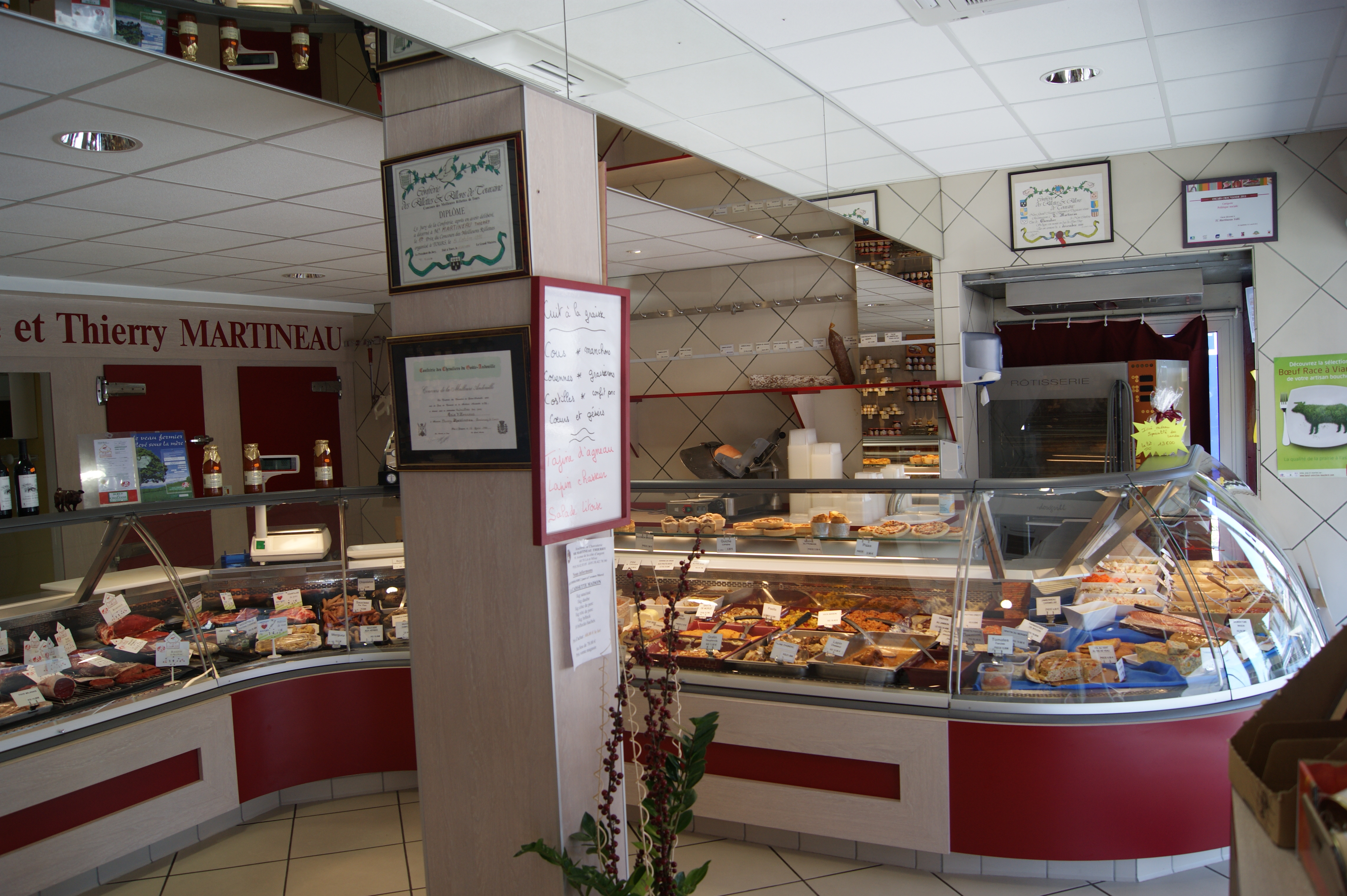 Fond de commerce.
Nous vendons cause  retraite .
Activité de boucherie charcuterie , plats cuisinés,conserveries ainsi que marchés du secteur avec un camion magasin vendu avec le fonds .
Surface de vente de 60 m2 plus laboratoire de 100 m2 au sol sur deux niveaux Deux chambres froides positives , une négative,un séchoir à salaison,matériel comprenant une fourgonnette frigo , le tout en excellent état .
une partie habitation communicante et très vaste sur deux niveaux complète l ensemble sur un terrain de plus de 2000 m2  avec garages, plus un parking privé pour la clientèle.