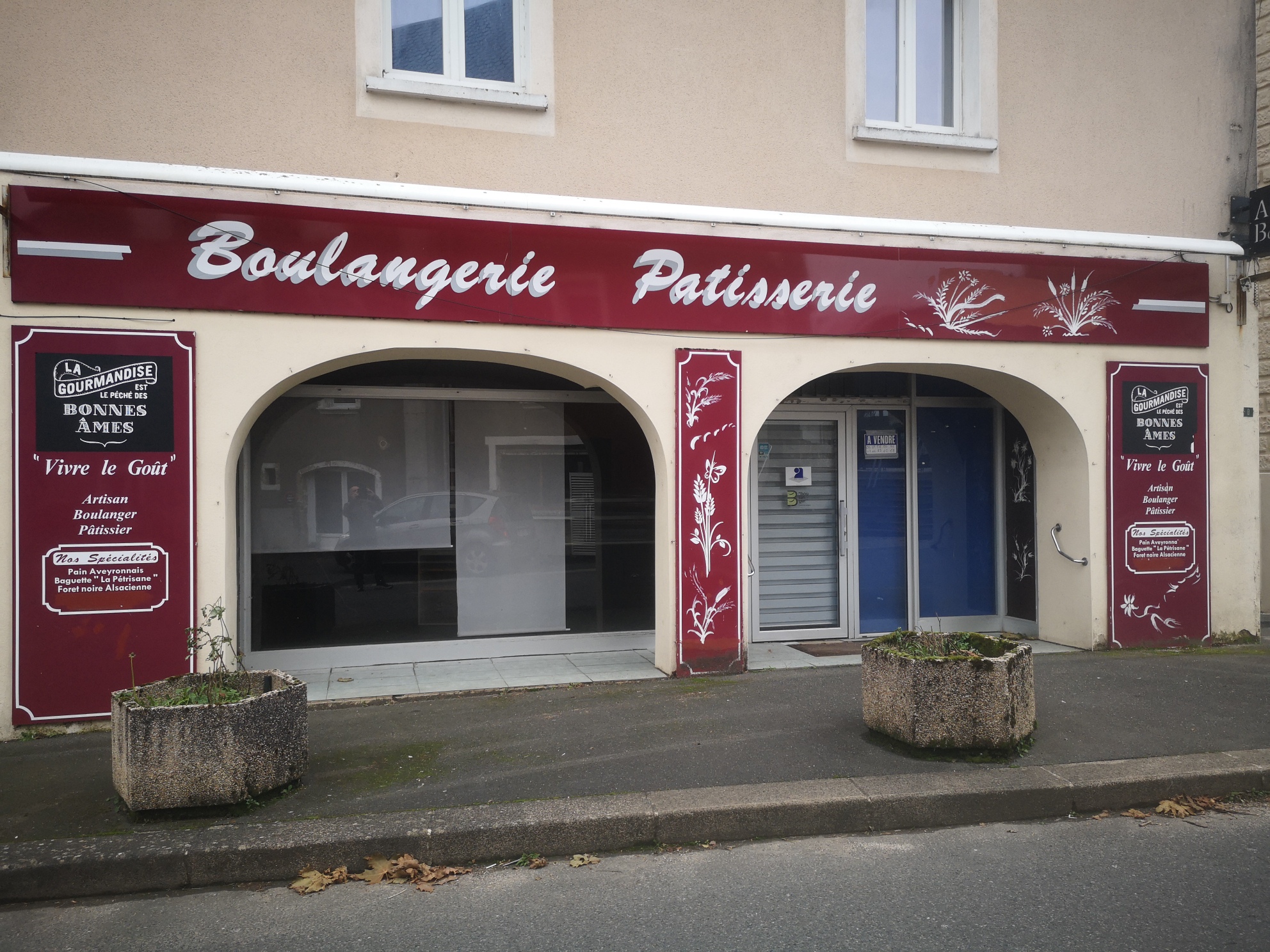 grande maison avec fond de commerce de boulangerie dans un village de 800 habitant. 133 m2 par étage . 6 chambres . laboratoire a l'étage  . cherche un  couple motivé pour remettre cette boulangerie en route  avec un aide de la mairie .arrêt de l'activité  cause maladie .pas d'autre boulanger dans le village sauf un dépôt qui vient de ce monter . très bien placé a coté de la mairie et parking tout au tour .si non peut être transforme en maison d'habitation et plusieurs logements