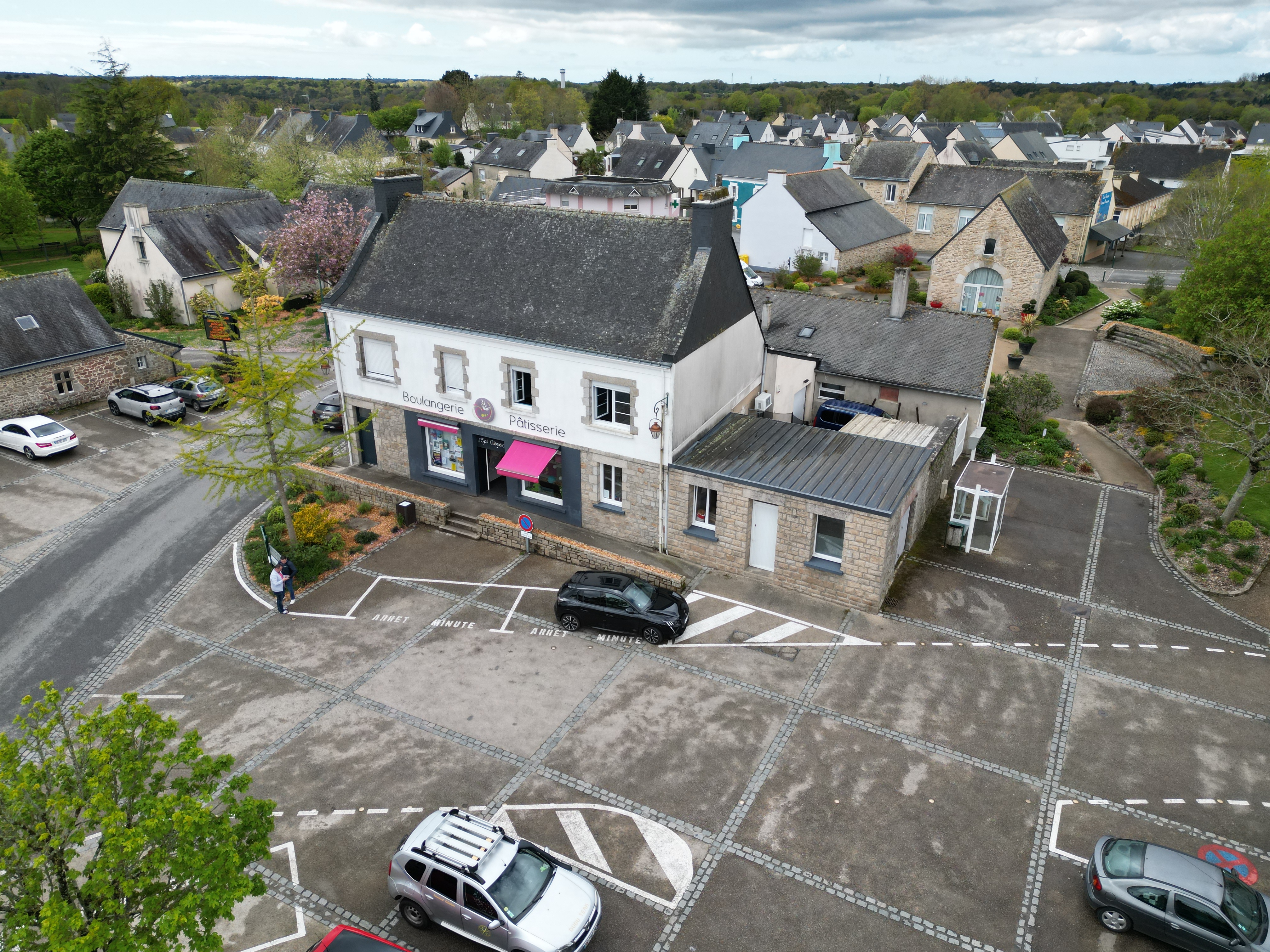 Boulangerie située au centre d'une commune dynamique et qui ne cesse de s'agrandir (lotissements tout autour), à 15 min de Lorient. Entouré de plusieurs autres commerces.(superette; bar tabac PMU, médecin crêperie, pizzeria...) 
Le matériel est récent . Se compose d'un labo pâtisserie, un fournil, plusieurs zones de stockage, l'ensemble est de plain pieds aucune marches.
Partie Social : 1 ouvrier /1 apprenti/ 4 vendeuses
Le logement sur place se compose de 5 chambres, 2 salles de bain, 2 toilettes, salle à manger et cuisine aménagées.
Affaire très rentable, avec un CA constant et non saisonnier  et sans aucun concurrent à proximité, ne demande qu'a être développée sur plusieurs points.
N'attend qu'un couple de travailleurs qui a envie de se mettre à son compte
Pour plus de renseignements n'hésitez pas à nous contacter