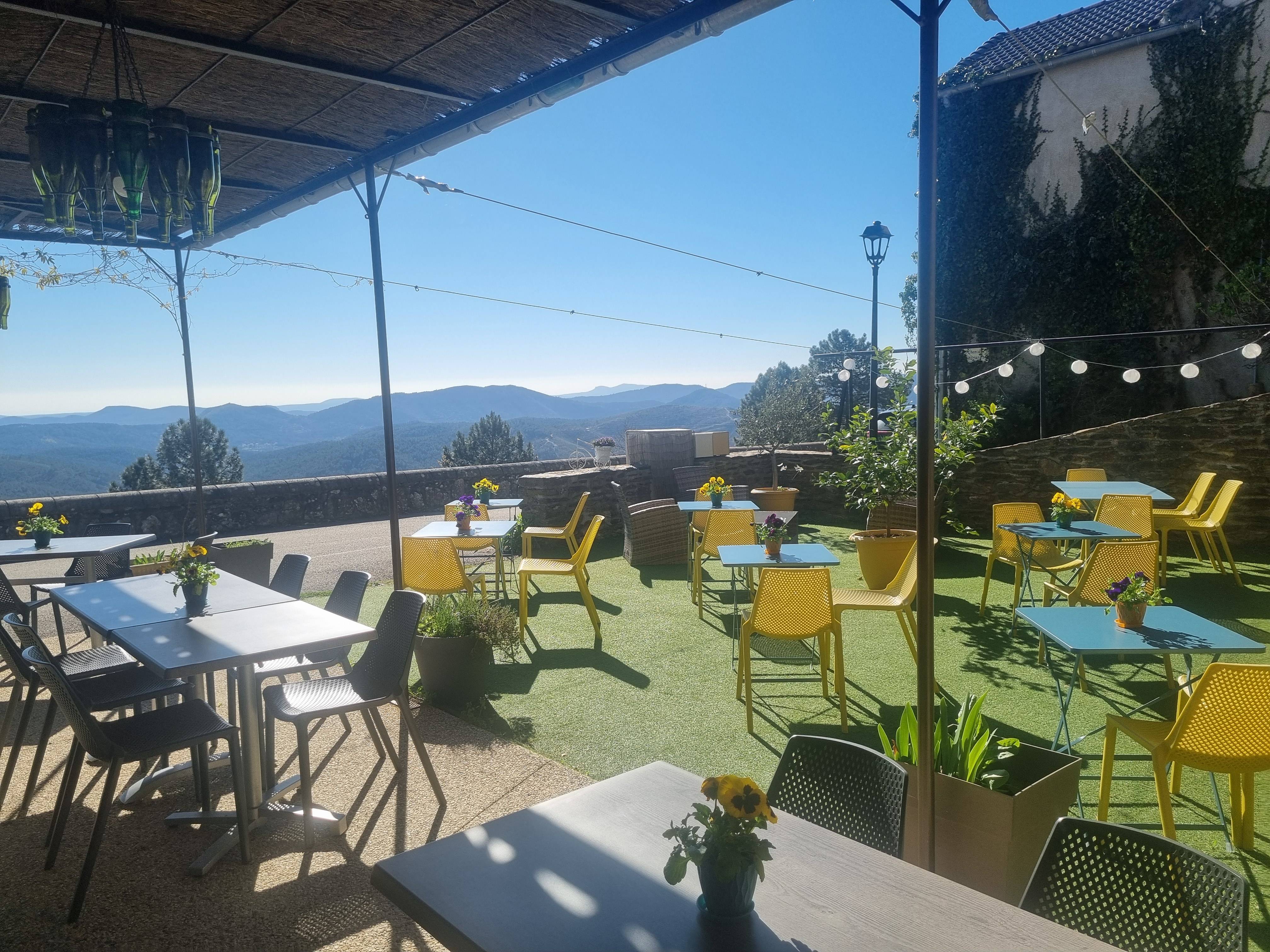 L’établissement est implanté sur la commune de Malbosc, il bénéficie d’une vue panoramique unique sur les Cévennes d’Ardèche et gardoises, avec un dégagement jusqu’au Mont Ventoux. Il développe une activité de restauration traditionnelle (Licence IV), structurée autour d’une carte courte (4 entrées, 4 plats, 4 desserts) renouvelée chaque semaine, avec une production intégralement réalisée sur place à partir de produits frais et locaux. Le panier moyen est supérieur à 40 € TTC

L’activité principale est complétée par une offre de services de proximité (épicerie, dépôt de pain saisonnier, gaz, service postal), participant à l’ancrage local de l’établissement. L’exploitation est aujourd’hui assurée par un couple de dirigeants, sans recours à du personnel, avec un dimensionnement volontaire de l’activité permettant de maîtriser les conditions de travail et la qualité de service. 40 couverts par service maximum en étant sur la carte. 65 couverts lors de menu unique type paella par exemple.

Labels et référencement:

Label Bistrot de Pays
Accueil Vélo (référencement sur la Trans Cévenole)
Dispositif De la rando à l’assiette (réseau Cévennes d’Ardèche)

Caractéristiques des locaux:

Salle : 35 m²-> 32 couverts
Cuisine : 12 m²
Plonge : 6 m²
Réserve : 10 m²
Espace épicerie : 20 m²
Terrasses : environ 80 m² -> 85 couverts
Local conforme ERP type 5, normes d’hygiène et de sécurité en vigueur
Loyer de 688 € TTC / mois (Licence IV comprise dans le bail commercial), absence de droits de terrasse
Aucun investissement réglementaire à prévoir
Possibilité de logement type F3, surface 70m2 en supplément au dessus du restaurant ( bail classique privé loyer 450 Euros TTC )

Communication et visibilité:

Page Facebook active : + de 1800 abonnés
Google My Business : 4,7/5* sur Google, basée sur plus de 240 avis
Visibilité via les labels et les offices de tourisme

Informations complémentaires:

Clientèle locale fidèle et forte affluence du mois d'avril à fin octobre
Période de fermeture annuelle de 8 semaines.
Chiffre d'affaires 2025 : près de 130 000 € HT
Prix de vente du fonds de commerce : 98 000 €.

Contact CCI de l'Ardèche
Devès Mickael 
0475880707