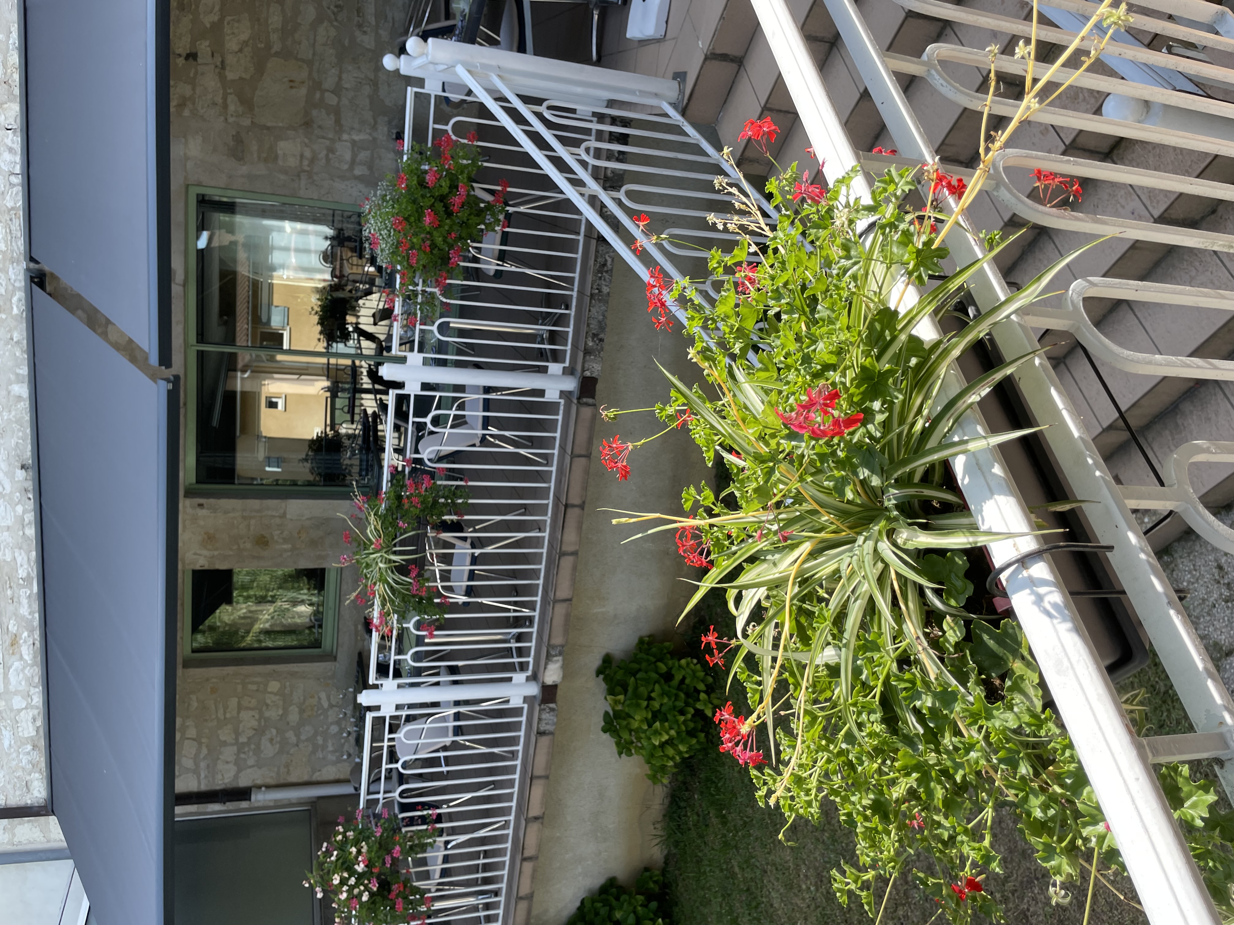 Jolie petit hôtel en pierre dans un village médiéval touristique entre Lyon et Genève.