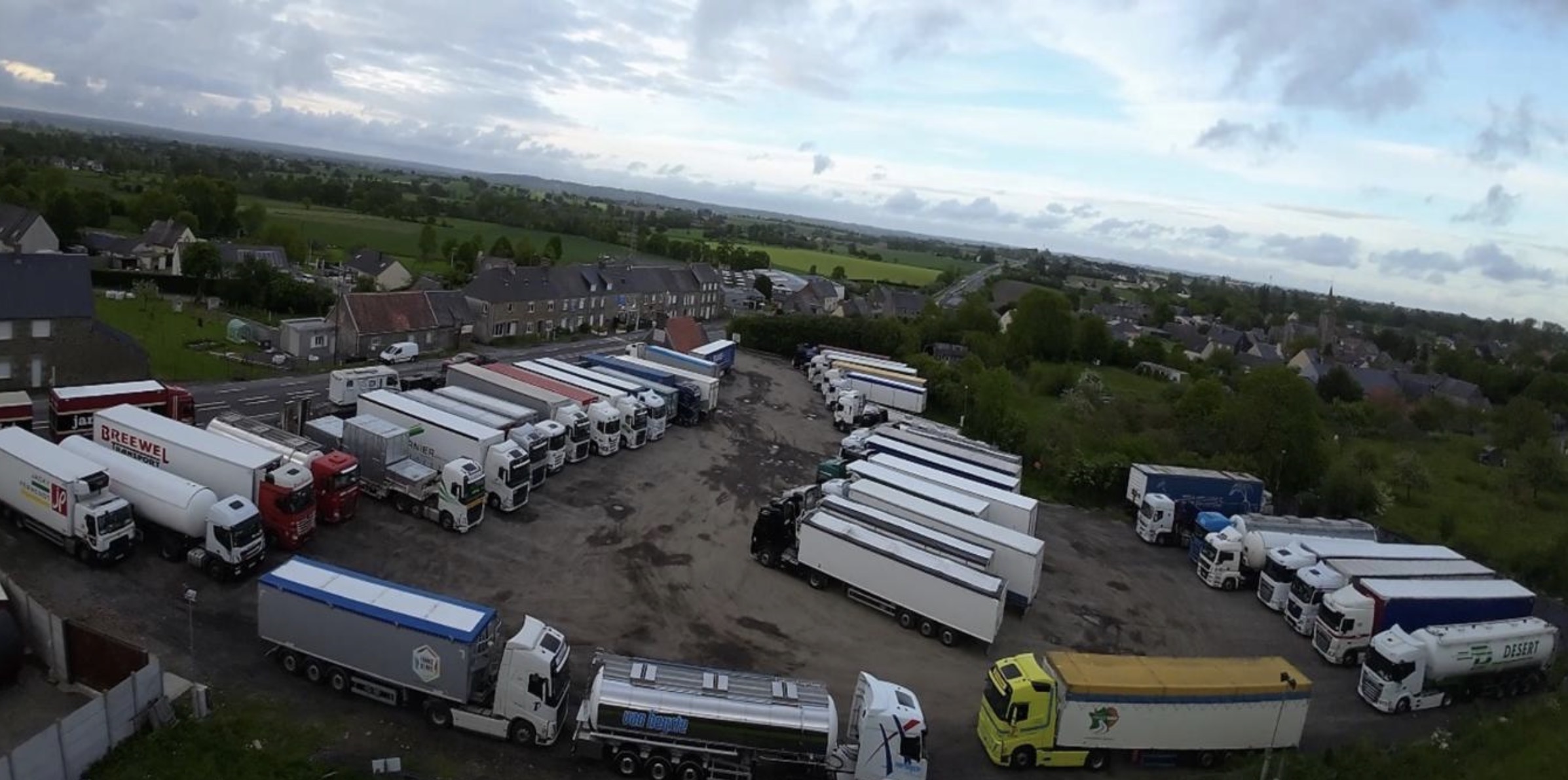 Établissement à vendre mur + fond de commerce 

Bar / Restaurant familial existant depuis plus de 100 ans.
Emplacement privilégié sur l’axe RN175 (très fréquenté), aux portes de la Bretagne et à seulement 10 minutes du Mont-Saint-Michel.

Clientèle fidèle et variée (touristes, routiers, ouvriers).
Actuellement ouvert du lundi au vendredi, avec possibilité d’augmenter le chiffre d’affaires en ouvrant le week-end.

Très grand parking clôturé (60 places pour poids lourds) ainsi qu’un local en bord de route permettant de lancer une activité complémentaire.

Commerce en excellent état général.
Bar de 20 places avec une belle cheminée fonctionnelle.
Une première salle de 50 couverts et une seconde de 40 places.

Appartement à l’étage avec dépendances supplémentaires.