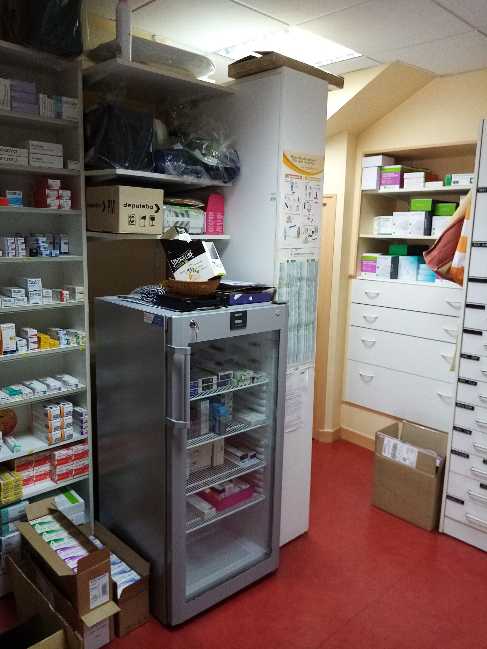 Une opportunité au cœur d’un village dynamique !

Située en plein centre-bourg de Bellegarde-en-Marche (23), cette pharmacie bénéficie d’un emplacement stratégique sur l’axe départemental RD 988 (Aubusson – Auzances). Au cœur d’une commune de 360 habitants et d’un bassin de vie de 1 700 habitants, elle est entourée de tous les services de proximité : épicerie, boulangerie, centre de santé, école, poste, et bien plus. Un cadre de vie paisible, verdoyant, et connecté grâce au déploiement de la fibre sur tout le territoire creusois.

Une activité pérenne et porteuse
Chiffre d’affaires 2025 : 868 000 €
Clientèle : Locale et fidèle, complétée par une clientèle de passage et la possibilité de reprendre la clientèle d’un EHPAD à proximité.
Horaires : Ouverture du lundi au vendredi (9h-12h30 et 14h-19h) et le samedi matin.
Garde : 1 semaine toutes les 8 semaines.
Équipe : 1 préparatrice en pharmacie déjà en place.
Matériel : Informatique renouvelé en 2023, borne de téléconsultation, certification ISO9001/QMS Pharma (2018).

La pharmacie est située à proximité immédiate d’un centre de santé (2 médecins, 1 infirmière Asalée, 1 kinésithérapeute) et d’un cabinet infirmier (3 professionnels), desservant 2 600 patients. La commune est classée en zone France Ruralités Revitalisation (FRR), offrant des avantages fiscaux attractifs :
Exonération totale de CFE pendant 5 ans, puis abattement dégressif sur 3 ans.

 Local fonctionnel et logement inclus :
Officine : 37 m² d’espace de vente, 27 m² de préparation, bureau, accès PMR, réserve en sous-sol.
Logement : Au 1er étage (pièce de vie avec cuisine, chambre, salle de bains, bureau), + 2ème étage pour stockage.
Extérieur : Cour arborée de 300 m² et grange avec local de livraison.
Loyer : 700 € TTC/mois (local professionnel + logement), avec possibilité d’achat des murs.
Prix du fonds : 180 000 € – Toute proposition sérieuse sera étudiée.

Pourquoi choisir Bellegarde-en-Marche ?
Cadre de vie : Paysages vallonnés, sentiers de randonnée, associations sportives et culturelles.
Atouts économiques : Exonérations fiscales, dynamisme local, et accompagnement par la Communauté de communes Marche et Combraille et Est Creuse Développement.
Projet humain : Rejoignez une communauté soudée et profitez d’une qualité de vie exceptionnelle, entre nature et convivialité.

Pour plus d’informations, contactez :
Marie-Thérèse Jacques-Dumas (Cédante) : 05.55.67.65.08 – pharmaciedumas23190@perso.alliadis.net
Prescilla Nogrette (Service Économie) : 05.55.67.04.99 – progrette@marchetcombraille.fr
Sandrine Ledieu (Est Creuse Développement) : 06.44.01.56.29 – s.ledieu@estcreuse.fr

Une opportunité clé en main pour un pharmacien souhaitant s’installer dans un territoire accueillant et porteur !