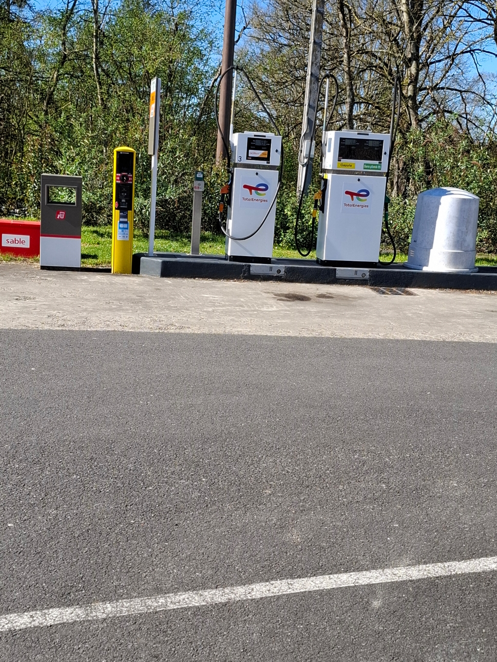 Multiservices:
Bar, Tabac
Epicerie
Station Essence 24/24
Gaz
Relais Poste
Française des Jeux
Dépôt pain
Pas de commerce similaire à proximité
Prix Fond de commerce 55000€ plus stock
Loyer 380€ (murs propriété de la Mairie)
Merci de contacter pour de plus amples renseignements
