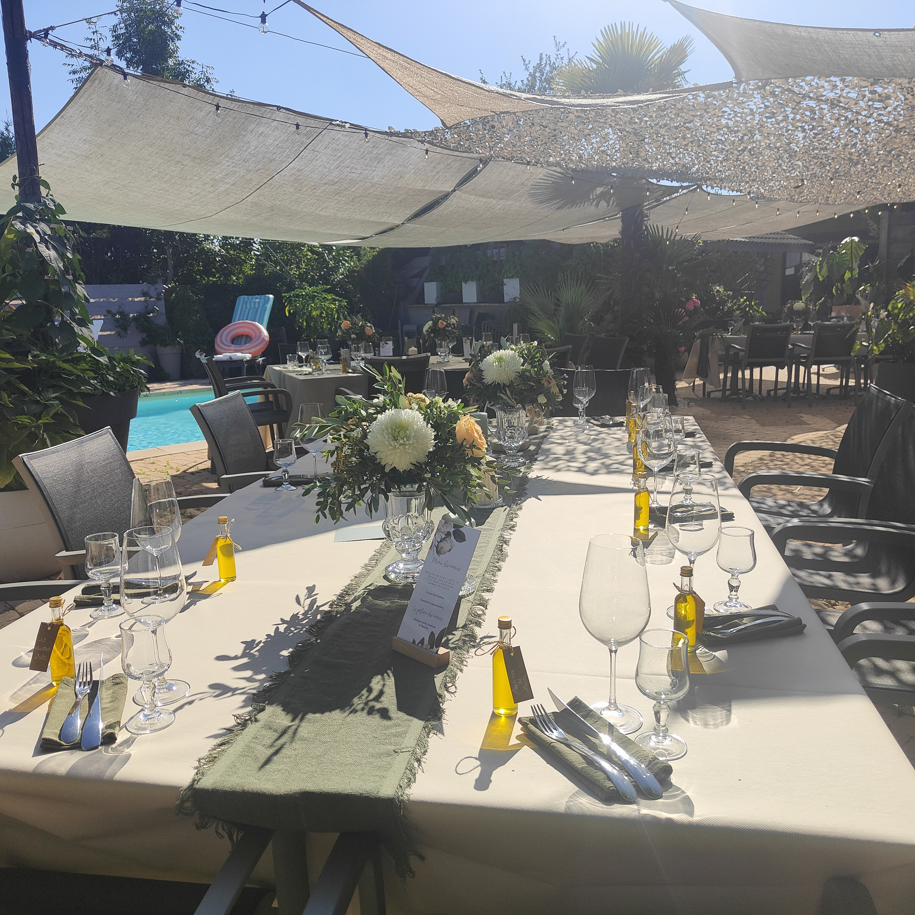 Restaurant à fort potentiel 

Opportunité rare à ne pas manquer !
Ce restaurant de charme est proposé à la vente.
Idéalement situé à 1 h de Genève et une heure de Lyon , cet établissement bénéficie d’une belle notoriété locale, d’un emplacement de qualité et d’une clientèle fidèle.

Le restaurant dispose de :

*Une salle de restauration chaleureuse .
*Un four à bois à pizzas 
*Un bar idéal pour événements, soirées...
*Une très grande terrasse clôturée avec piscine creusée 
*Un grand logement de 120 M2 avec 4 chambres.
*Une grande cuisine professionnelle .

Licence IV

Un potentiel de développement important pour un repreneur motivé

👉 Une belle affaire à relancer, prête à redémarrer rapidement !

Renseignements et visites uniquement auprès du mandataire judiciaire en charge du dossier.
SELARL MJ Synergie 
Coordonnées envoyés sur demande par mail.