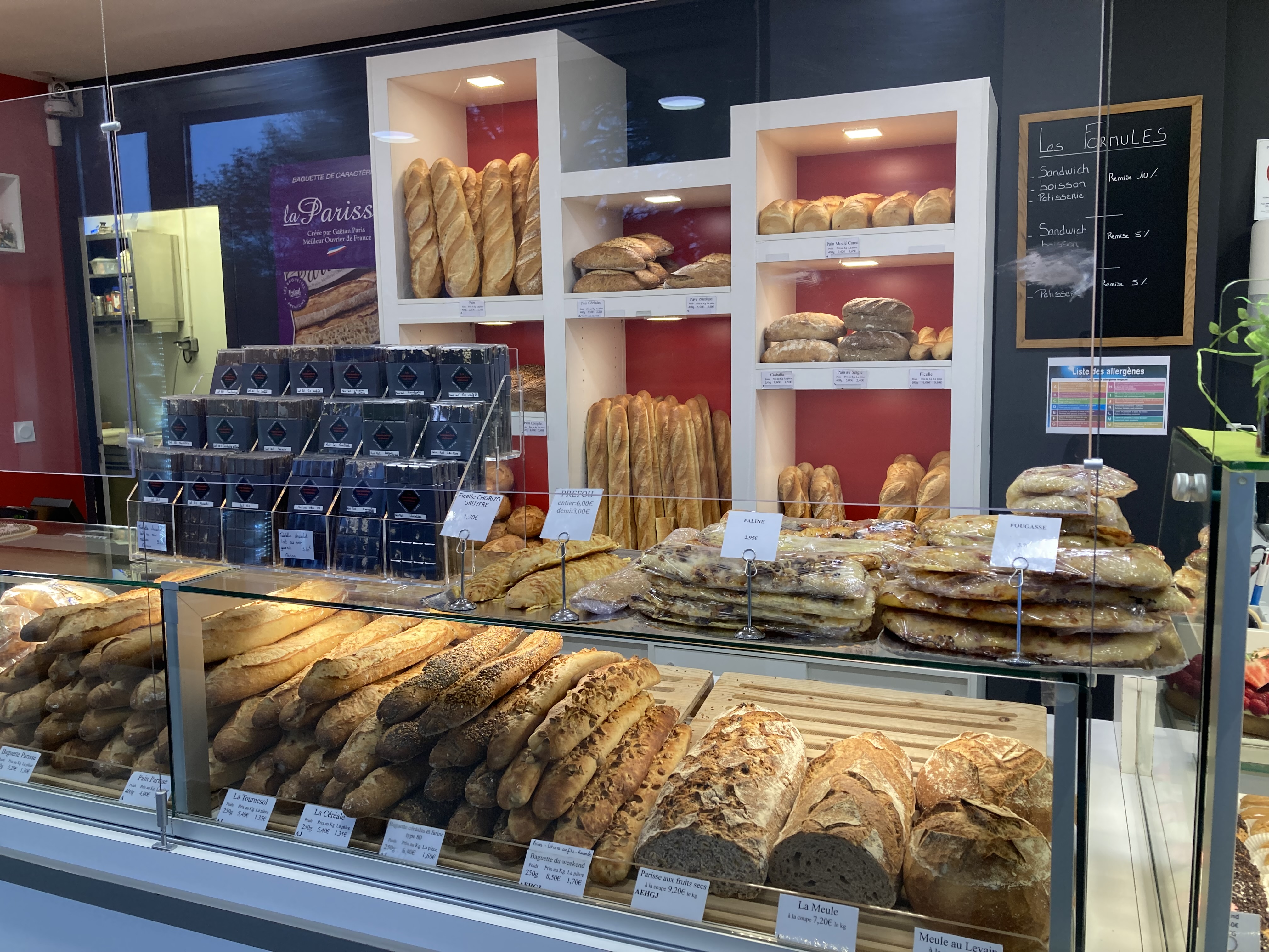 Boulangerie pâtisserie dans commune de 2800 habitants au centre du pôle commercial création de 2016 matériel parfait état surface de ventes 38 m 3laboratoires bien séparés appartement de 90 m chiffre d’affaires 525000