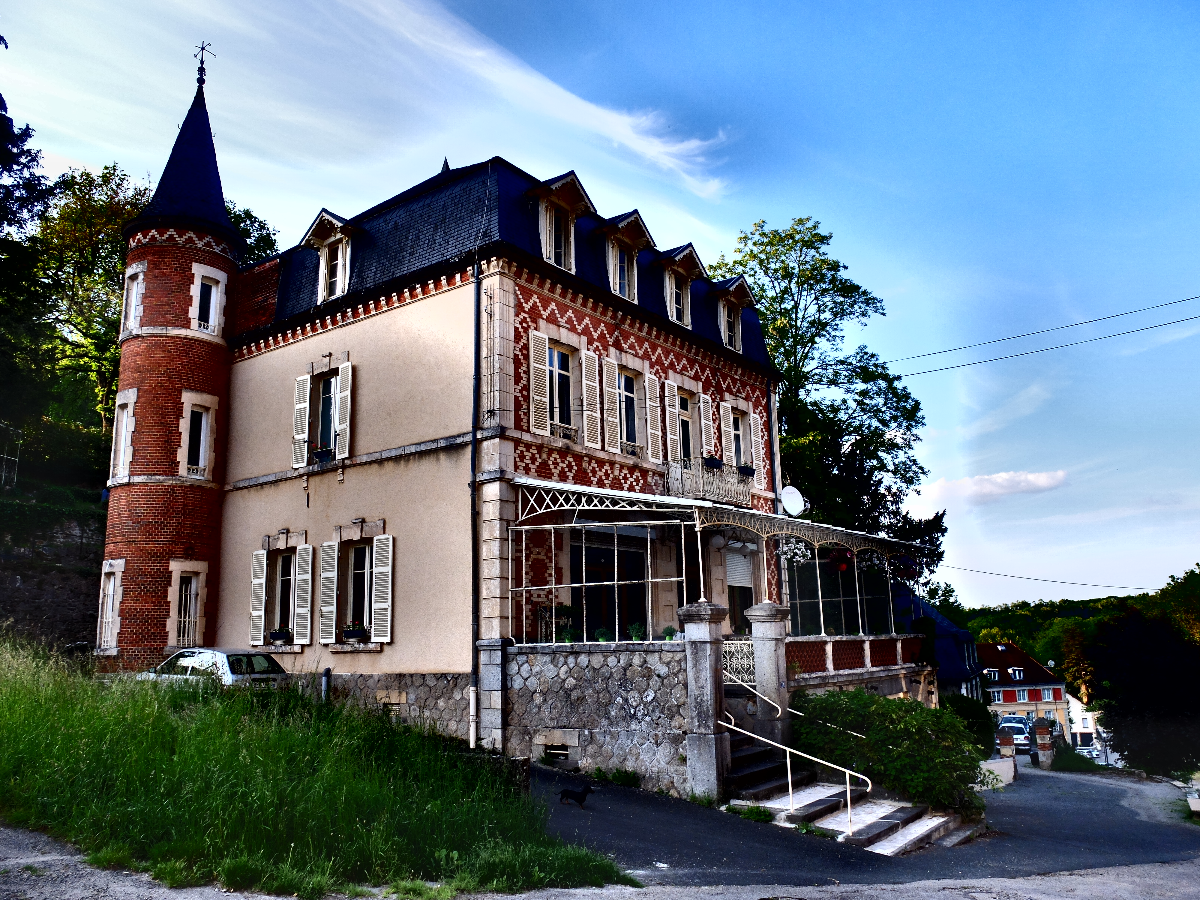 Charmand petit Manoir à vendre à Evaux-les-Bains, petite ville thermale.
Au rez de chaussée, une magnifique salle de restaurant avec la cuisine, un wc et une salle supplementaire.
Aux 2 étages, Gite pouvant accueillir 12 personnes et une chambre d'hôtes.
Modulable.