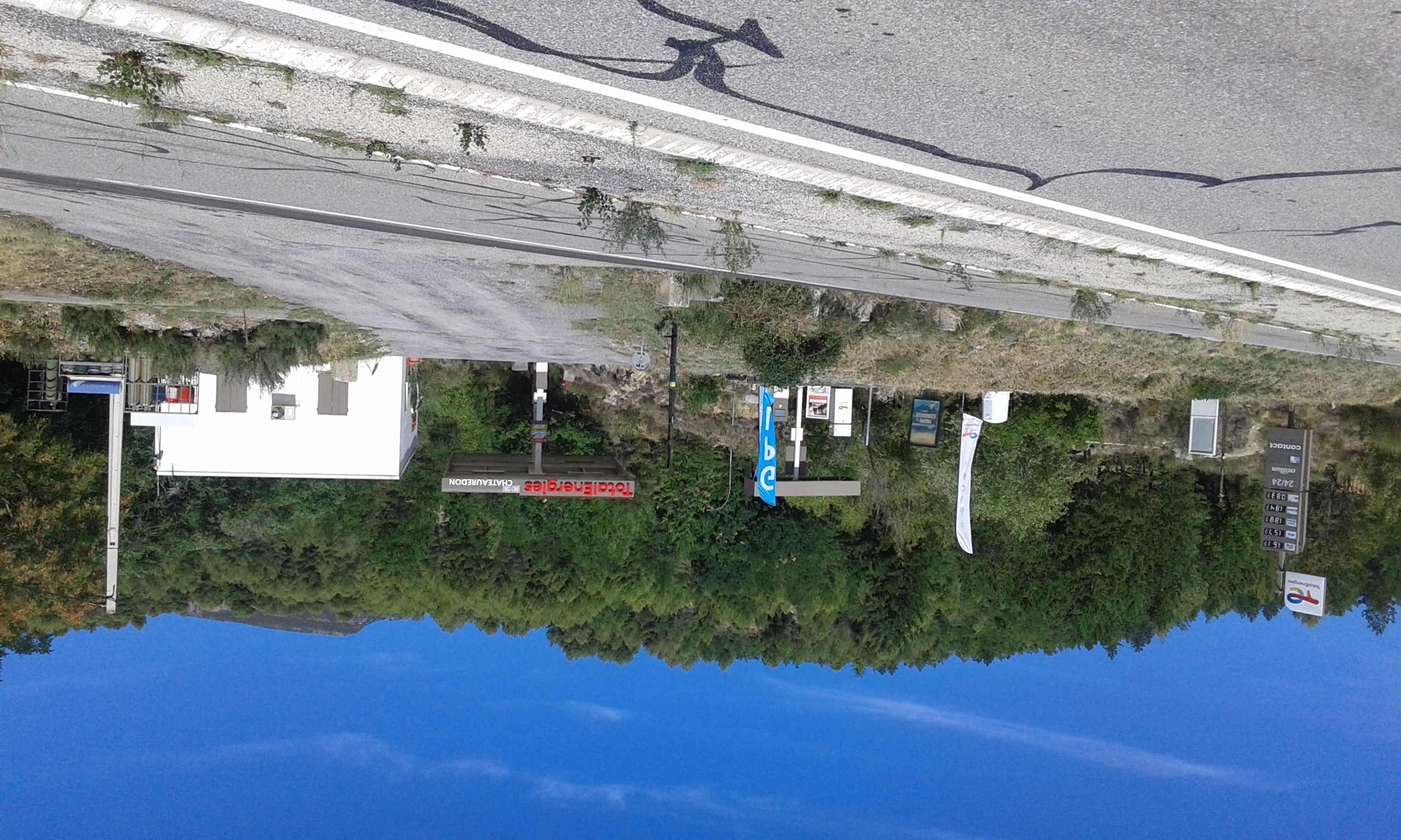 Idéalement située en bordure de la RN85, la célèbre route Napoléon, cette station service bénéficie d'une visibilité exceptionnelle et d'n accès facile pour les automobilistes. 
Le local de 73 m² est aménagé de manière fonctionnelle, comprend les éléments suivants : 
-Un espace bureau/vente 
-Une pièce comprenant un espace cuisine, un salon et une salle à manger
-Une salle de douche avec WC
-Un garage pour le stockage et l'entretien des équipements
Ce bien est vendu sur une parcelle de terrain généreuse de 1735 m², offrant de nombreuses possibilités d'expansion ou d'aménagement personnalisé. 
La vente du fond de commerce et des murs ne pourront être dissociés. 
Que vous cherchiez à poursuivre une affaire existante ou à développer quelque chose de nouveau, cette station-service située sur une route très fréquentée, vous offre une base solide pour votre succès. Il s'agit d'une entreprise établie qui a déjà fait ses preuves et qui est prête à être reprise par un nouveau propriétaire ambitieux.
