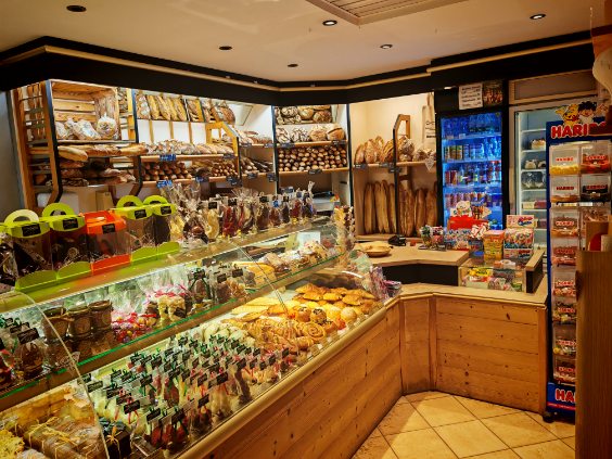 À transmettre, boulangerie-pâtisserie familiale située au cœur de Villevocance (Ardèche Verte), village dynamique d'environ 1 200 habitants, avec commerces, services de proximité et marché hebdomadaire chaque vendredi.

Idéalement implantée sur la route du Puy, elle bénéficie d'une clientèle fidèle, locale et touristique.

L'établissement offre un laboratoire spacieux, lumineux et fonctionnel, un véritable confort de travail, ainsi qu'un jardinet et une terrasse privatifs, des atouts appréciables au quotidien.

Chiffre d'affaires : 267 000 €
Prix de vente : 160 000 €
Loyer : 1 000 € / mois

Belle opportunité pour un artisan ou un couple souhaitant reprendre une affaire saine avec un réel potentiel de développement, dans un cadre de vie agréable.

📩 Dossier complet, photos et renseignements complémentaires sur demande.