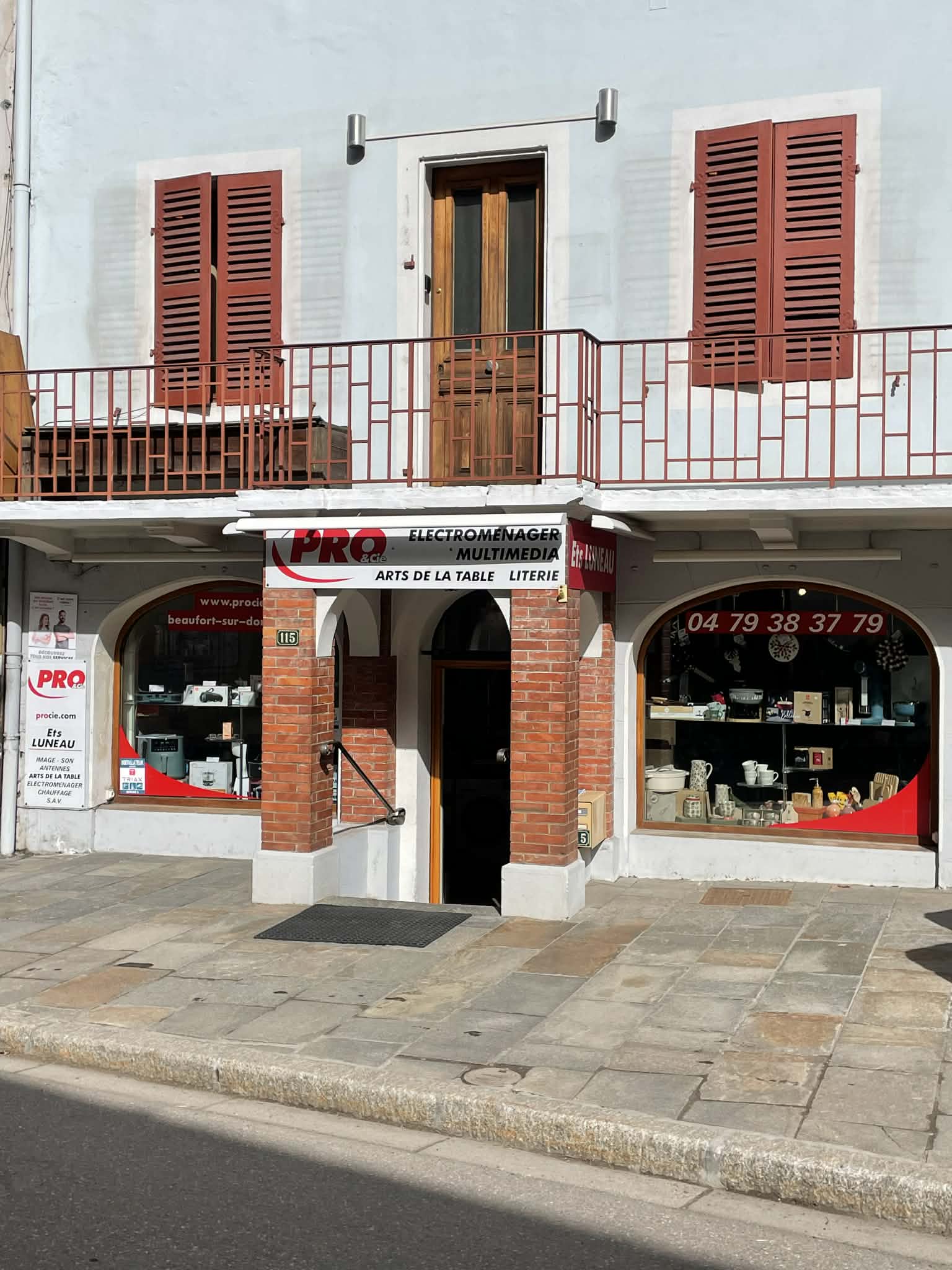 MAGASIN D'ELECTROMENAGER - MULTIMEDIA - ARTS DE LA TABLE - LITERIE