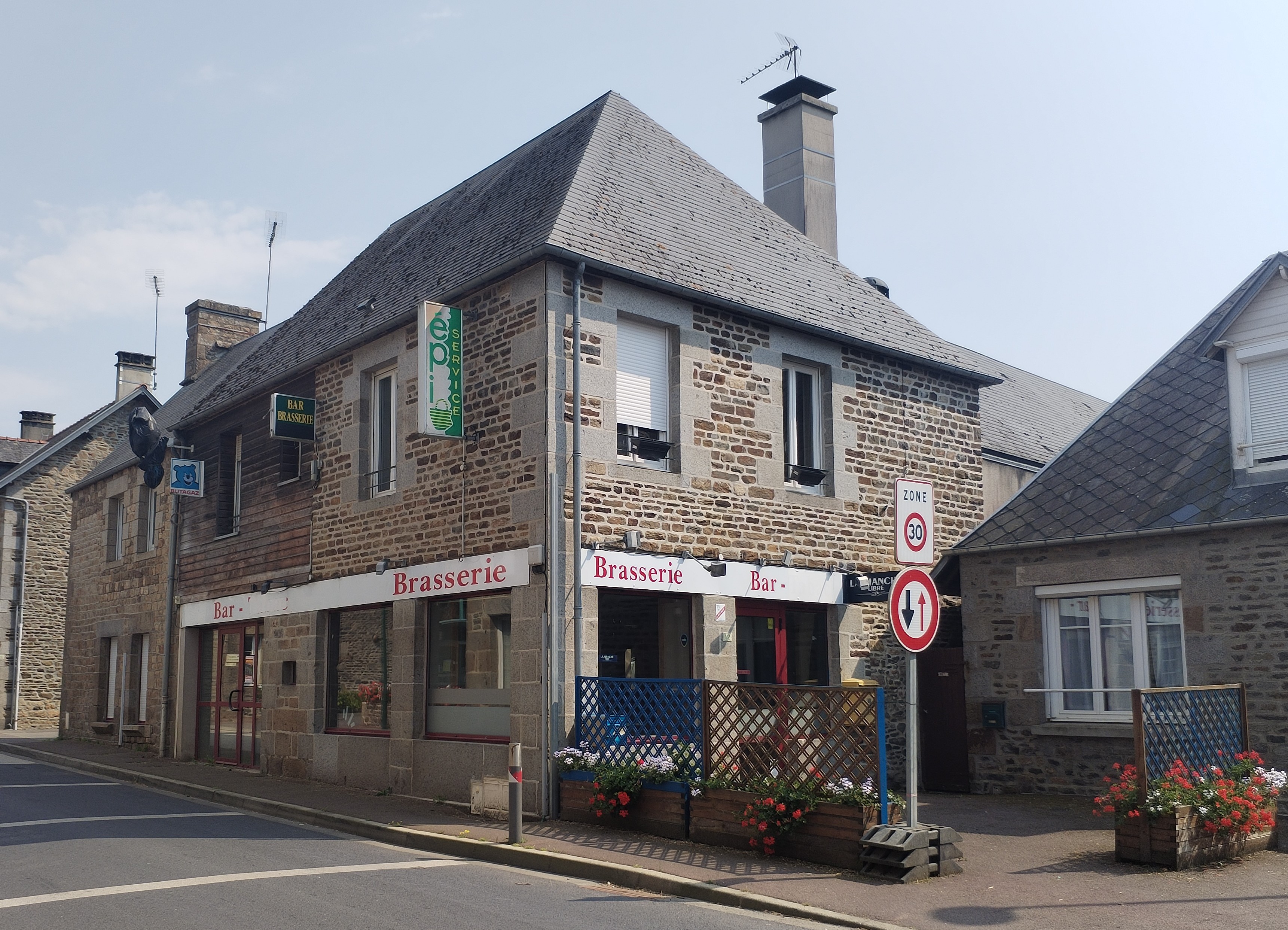 Cuves, commune rurale mais dynamique de 260 habitants au cœur du Sud Manche, recherche personne motivée pour reprendre son commerce multiservices en location gérance : restaurant, bar (licence IV), dépôt de pain … Potentiel pour développer d’autres services.
L’établissement comprend au rez-de-chaussée, une partie bar ouvert sur les deux salles de restaurant lumineuses (pour 30-40 couverts chacune). L’une est agrémentée d’une belle cheminée en pierre ouverte et l’autre d’une cheminée équipée d’un poêle à granulée. Une terrasse extérieure complète la capacité d’accueil aux beaux jours.
Une cuisine totalement équipée est desservie par plusieurs pièces comprenant notamment une laverie et une chambre froide. 
Au-dessus du commerce, logement de 121 m², comprenant : une pièce à vivre avec coin cuisine, un salon, 2 chambres, une salle d’eau, une 3ème chambre indépendante avec salle de bain et une grande pièce supplémentaire pouvant faire office de salon, chambre, bureau… + cour privative.
Clientèle locale à fidéliser, cuisine familiale et menus ouvriers à privilégier et à développer, avec un réel potentiel.
Compétences indispensables : vous devez avoir des diplômes dans le domaine de la restauration et/ou de sérieuses références et savoir tenir une comptabilité.
Si vous êtes d’un tempérament entreprenant, ouvert aux autres, disponible, avec un esprit rural et le sens de l’accueil,
Merci de nous adresser dans un premier temps votre candidature, en nous précisant de façon détaillée :
-	Votre expérience et celle de votre conjoint(e) si vous souhaitez vous installer à 2
-	Vos formations (scolaires et autres)
-	Si vous avez des enfants (nombre et âge)
-	Pourquoi vous souhaitez vous installer chez nous, surtout si vous n’êtes pas dans notre secteur 
-	géographique
-	Si vous avez déjà un projet pour l’établissement…
Aucune visite ne sera organisée sans ce minimum d’information.
Locaux disponibles de suite.