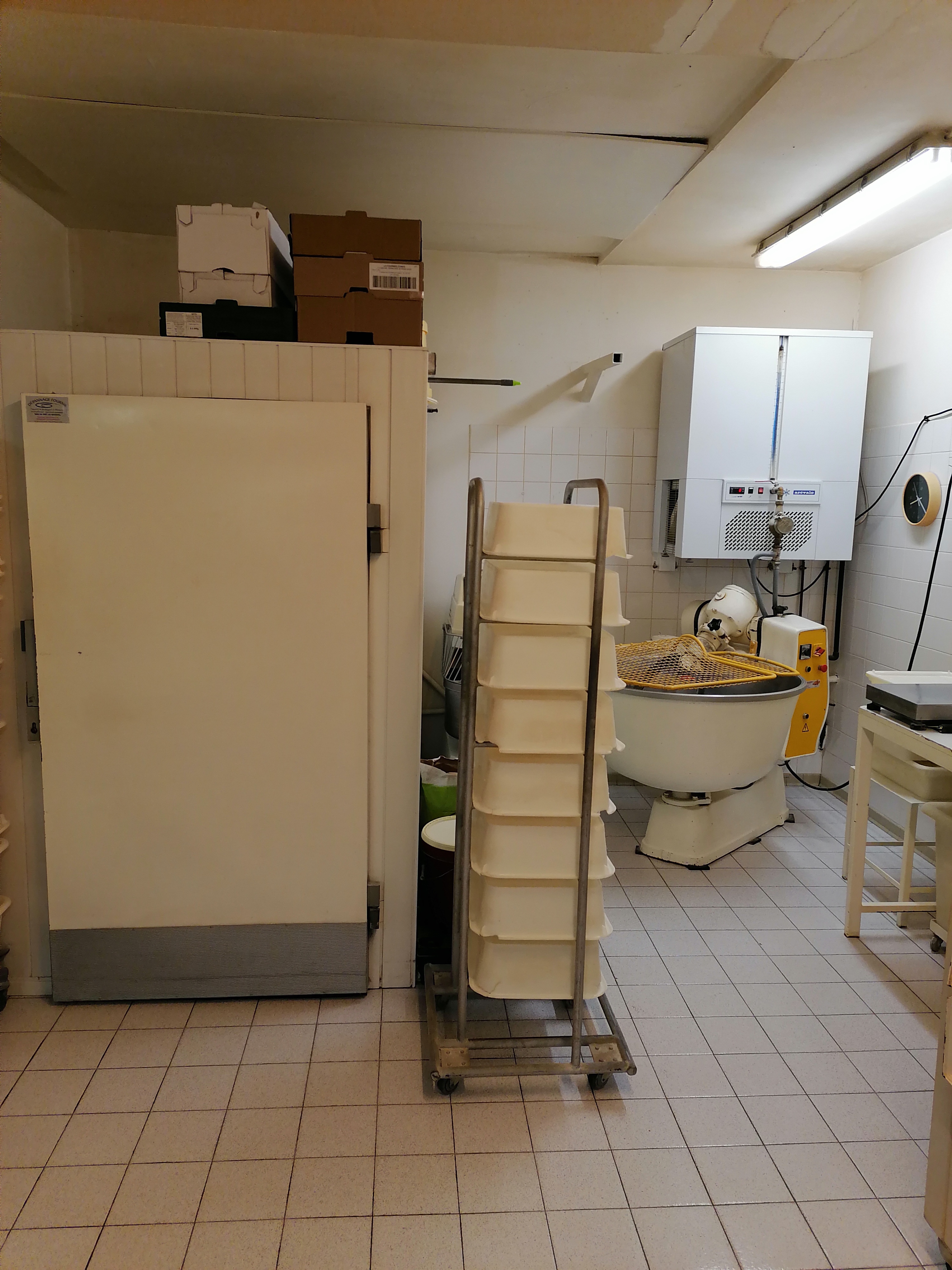 Boulangerie Pâtisserie à vendre (sud sarthe) – Fonds de commerce – Sans concurrence – Fort potentiel

Description :À vendre fonds de commerce boulangerie-pâtisserie idéalement située, sans concurrence directe sur le secteur.

Établissement sain, bien entretenu, avec une clientèle fidèle et régulière.

Chiffre d’affaires :Environ 230 000 €   2025.

Conditions de travail :

Fermée 2 jours et demi par semaine

5 semaines de congés annuels

Potentiel de développement :

Activité snacking à développer (fort potentiel de croissance)

Possibilité d’élargir l’offre : sandwichs, formules déjeuner, viennoiseries, traiteur

Affaire idéale pour artisan boulanger, pâtissier ou couple souhaitant allier rentabilité et qualité de vie.
Logement 4 chambre avec cours fermé.
Loyer. 1230 e
Prix : 120 000e (possible de négocier) 

Pour plus d’informations, merci de me contacter par message.