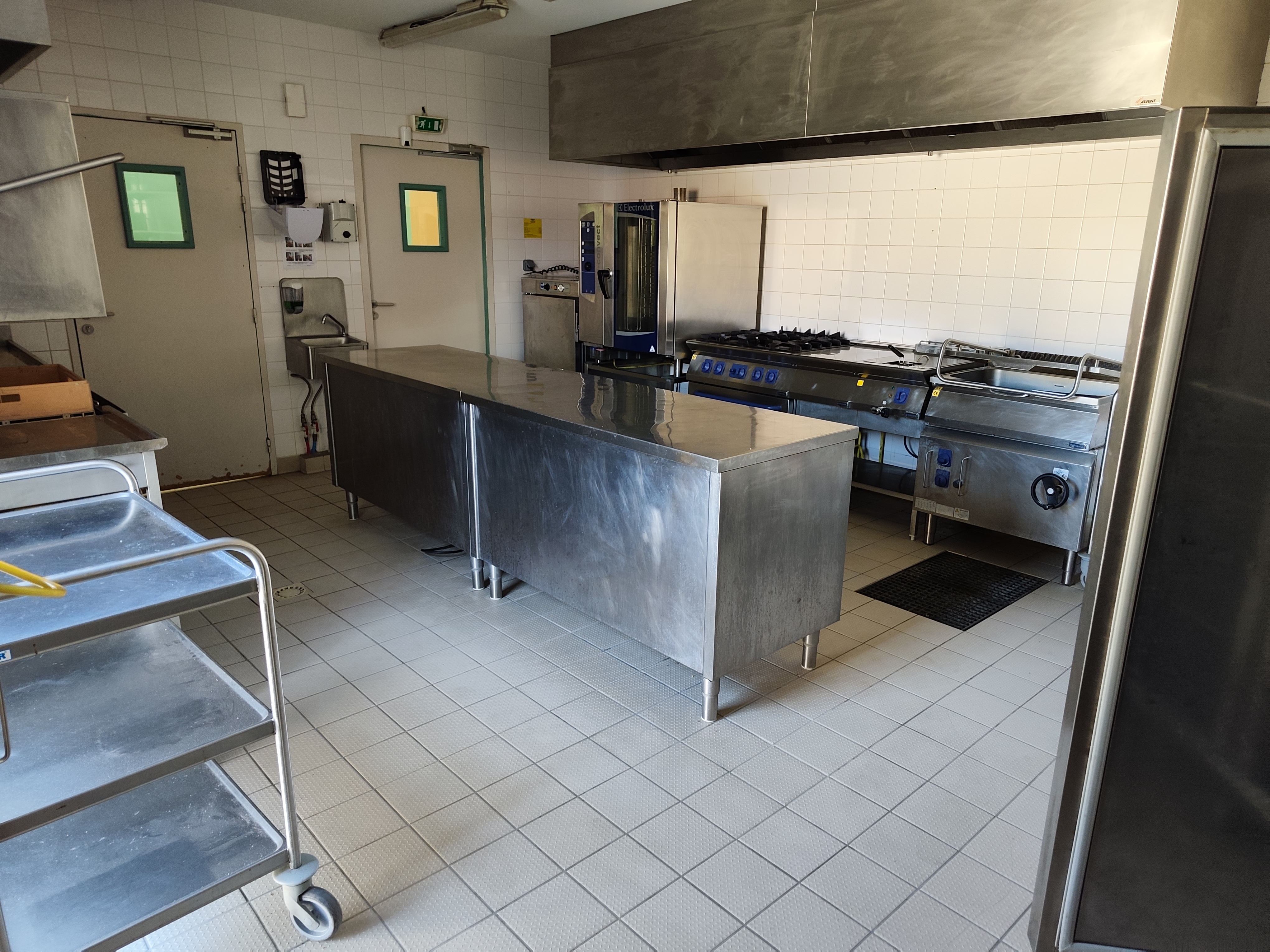 À REPRENDRE – RESTAURANT AU CŒUR DU VILLAGE DE CHENU (72)

La commune de Chenu, village dynamique de 430 habitants, recherche un(e) restaurateur(trice) pour la reprise de son restaurant communal idéalement situé au cœur du bourg.

Établissement prêt à exploiter :
🍽️ Salle de restauration de 40 à 60 couverts
👨‍🍳 Cuisine équipée
🔥 Chauffage au sol pour un confort optimal
🏡 Cadre rural agréable avec une clientèle locale et de passage

Conditions attractives :
💶 Loyer : 350 € HT / mois

Cette opportunité s’adresse à un professionnel souhaitant développer une activité de restauration dans un environnement convivial, avec un fort potentiel de proximité et un accompagnement de la commune.

📞 Renseignements et candidatures auprès de la mairie de Chenu 02.43.46.00.56