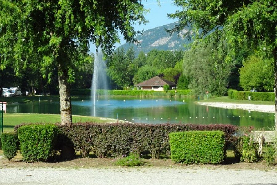 La commune de Serrières en Chautagne cherche un porteur de projet pour la création d’une boulangerie.

Le village compte environ 1200 âmes, et se situe en Savoie, entre le lac du Bourget et le lac d'Annecy, à proximité des massifs montagneux. Un écrin de verdure entre marais, ViaRhôna et agrémenté d'un plan d'eau naturel au cœur du village. Un lieu idéal pour les amateurs de nature et de sports plein air.
La commune possède un local de 120 m2 qu’elle a réhabilitée aux normes en vigueur pour l’implantation du matériel de fabrication et la vente.  
A proximité du local se trouve une boucherie et un parking pour les commerces.
La localisation des commerces est proche d’une route très fréquentée. 
Ce commerce est très attendu par la population et c’est une volonté de la municipalité de développer le commerce artisanal.
Le potentiel de développement est très intéressant, il a été étudié par une personne du métier qui vous proposera un accompagnement afin de faire aboutir le projet.   
Nous étudierons les possibilités de subvention pour l’investissement du matériel de fabrication et vente.  
Le boulanger devra obligatoirement être titulaire du CAP car l’objectif est de réimplanter une boulangerie pâtisserie artisanale de qualité.
Nous acceptons les reconversions professionnelles qui ont un projet sérieux.
Toutes les candidatures seront étudiées et une réponse sera faite à toutes les demandes. Un premier contact téléphonique sera nécessaire au 0680118231   
Par la suite les candidats devront faire parvenir par mail une lettre de motivation et leurs coordonnées à l’adresse que nous lui indiquerons.