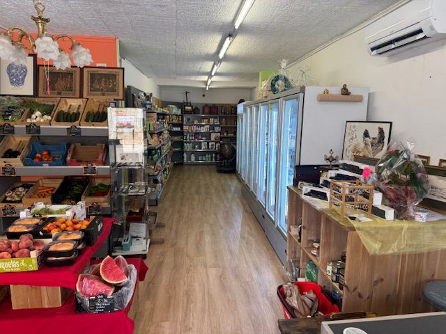 AUDE - Vente d'un fonds de commerce Epicerie, Boucherie au centre d'un village, proche d'une belle station balnéaire. SEULE épicerie du village ce qui en fait le commerce de proximité idéal. Elle n'est pas sous enseigne ; il y a également la possibilité de développer différents axes sur ce fonds de commerce. Cette boucherie / épicerie est idéale pour un couple de professionnels de la boucherie qui souhaiterait s'établir dans le Sud de la France. Les exploitants actuels souhaitent partir vers de nouveaux horizons. Fonds : 150.000€ - CA : 353.480€ - EBE : 60.894€

Fonds de commerce

Chiffre d'affaires (HT) : 353 500 €


Effectif : 0-2