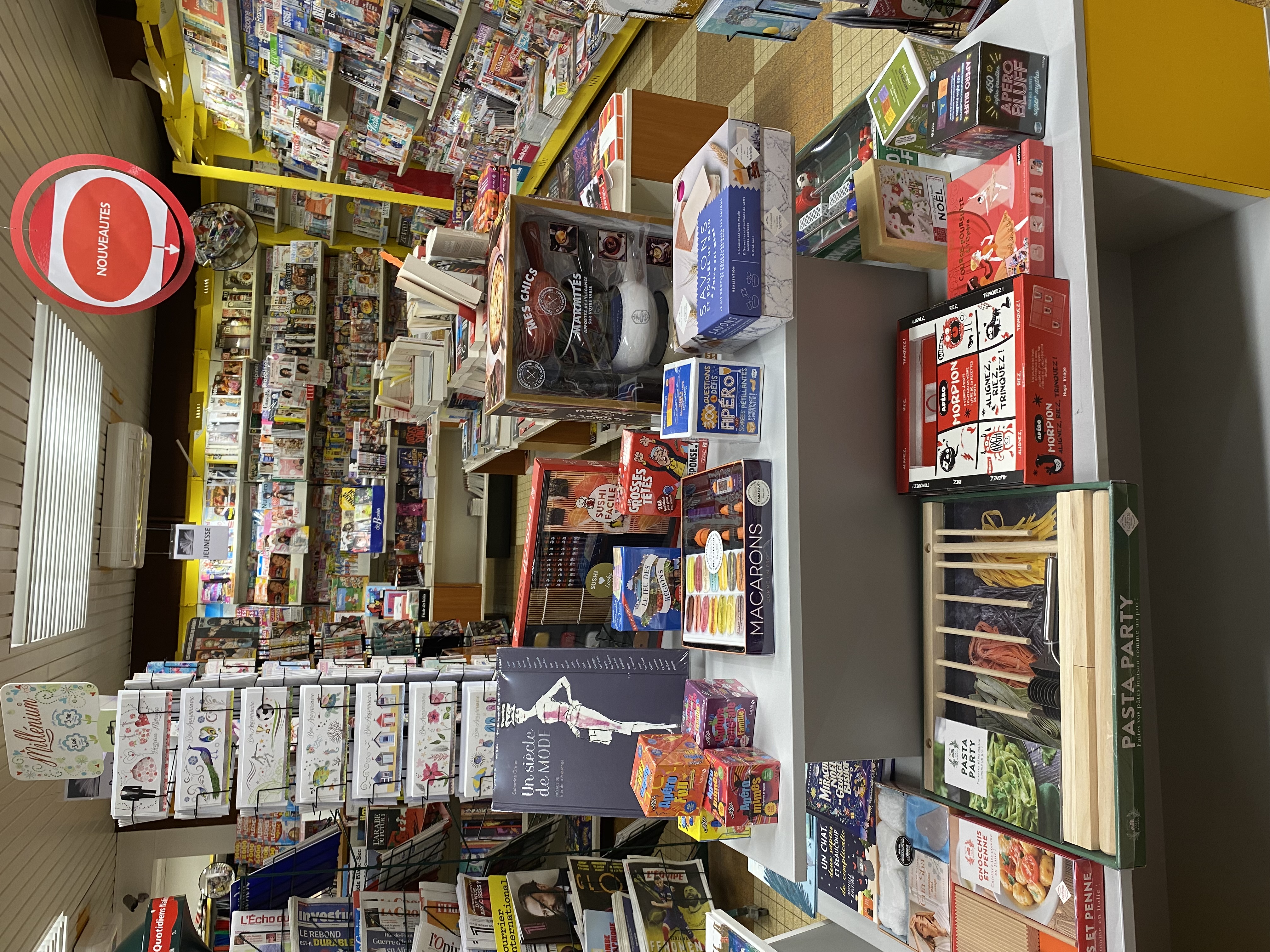 Au cœur du centre ville, cède fond de commerce de 100m2 (soit par l'achat du fond de commerce ou soit par le rachat des parts sociales).
Ce commerce qui existe depuis plus de 30 ans vend de la presse, de la papèterie, de la carterie et de la bimbeloterie sur la place principale du village avec parking à proximité.
Durant l'été, de nombreux touristes passent la porte de ce commerce puisque la maison de George Sand ne se trouve qu'à quelques kilomètres.
Envie d'un changement de vie professionnelle et personnelle? N'hésitez pas à me contacter pour plus de renseignement.