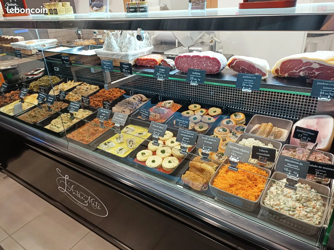 Boutique traiteur à Nyons 26 Drôme provençale.
Nous vendons notre fond, 75 M2 avec cave au normes. Matériels en bonne état.