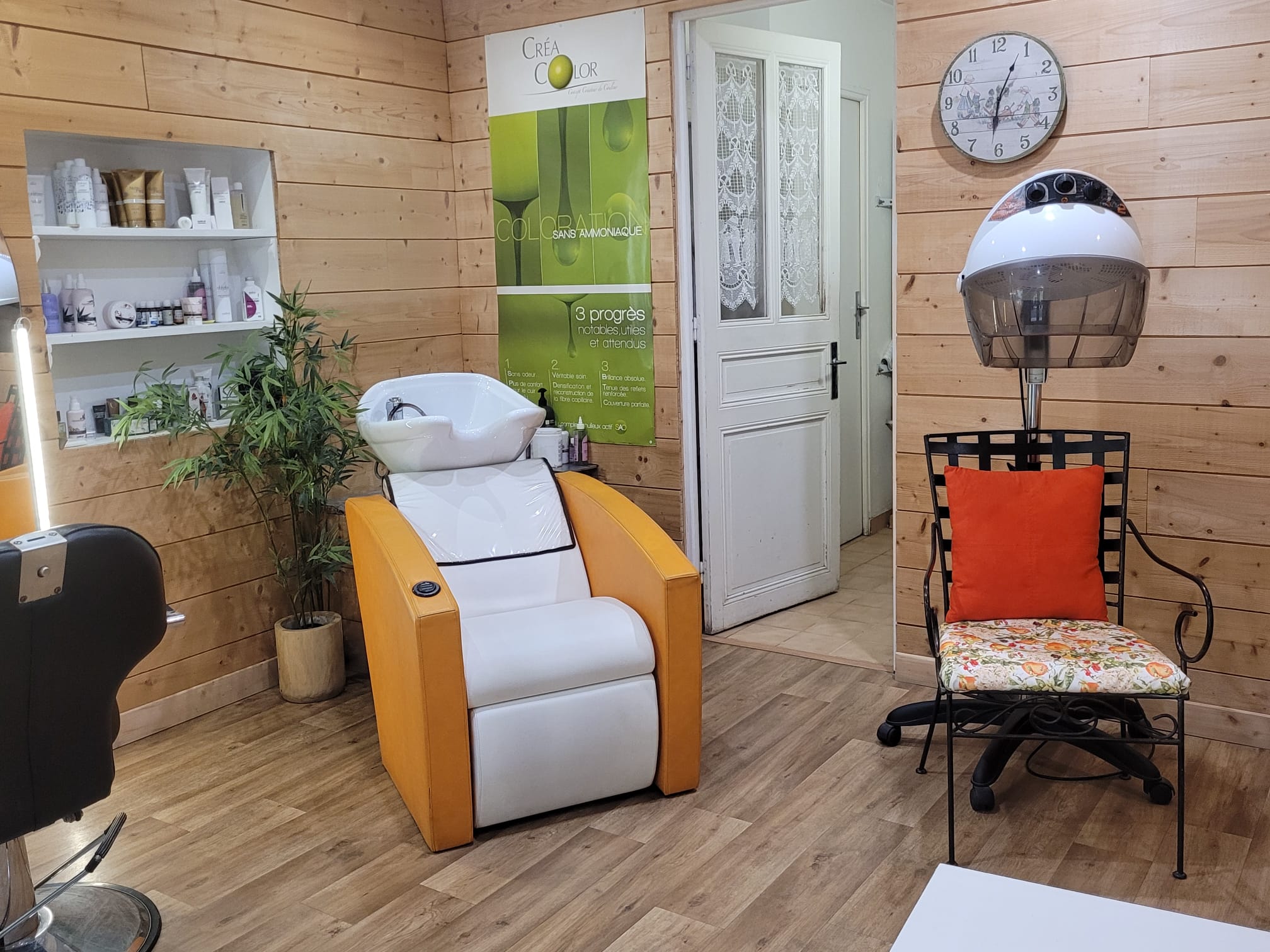 Cause retraite, cession d’un salon de coiffure mixte implanté depuis 2001 au cœur d'un village situé dans la parc naturel régional du Luberon.

Salon bénéficiant d’une bonne visibilité et d’un emplacement central, avec des places de stationnement publiques devant l’établissement et à proximité immédiate.

Surface d’exploitation d’environ 29 m², fonctionnelle et parfaitement adaptée à l’activité comprenant 2 postes de coiffage et 1 bac shampoing électrique ainsi que les équipements nécessaires à la poursuite immédiate de l’activité.

Clientèle mixte, locale et touristique, composée de femmes, hommes et enfants, bénéficiant d’une forte fidélité et d’une relation de proximité établie depuis de nombreuses années.

L’activité comprend coupes, coiffages, colorations, soins capillaires et conseil en image, complétée par la vente de produits capillaires professionnels.

CA HT 2025 : 39 407 €
Loyer annuel  : 3 270 € / mois environ (local appartenant à la Mairie)
Prix du fonds : 23 000 € (stock compris)

Atout supplémentaire : absence de concurrence directe dans le village.

Affaire idéale pour une première installation ou un(e) professionnel(le) souhaitant s’installer ou développer une activité de coiffure dans un environnement de proximité, avec une clientèle fidélisée et un outil de travail immédiatement opérationnel.

Pour plus de renseignements et obtenir une fiche de renseignements détaillée, n'hésitez pas à adresser un mail (accompagnement gratuit proposé par la Chambre de Métiers et de l'Artisanat).