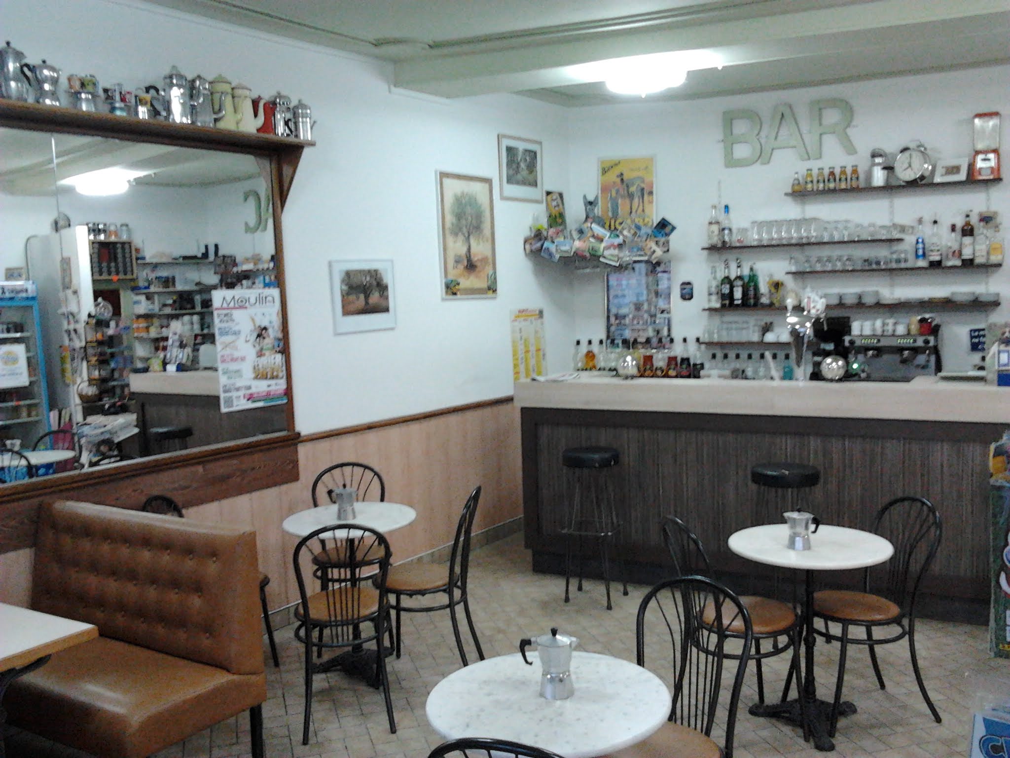 Bar tabac presse dans village de 980 habitants traversés par la nationale 7 dans le cœur du village 
Sur la place du village 
De nombreux commerces telles que la boulangerie le Vival la pharmacie coiffeur esthéticienne
Nous avons l'école primaire et alimentaire 
Une maison de retraite