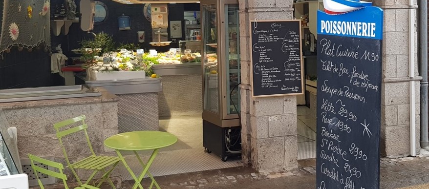A céder pour départ en retraite

Cette poissonnerie est exploitée avec une activité de restauration sur place ou à emporter. Elle est idéalement située dans un quartier dynamique et commerçant de Jargeau.  En activité depuis plus de 10 ans, elle a su fidéliser une belle clientèle.

La poissonnerie dispose de 50 m2 de surface de vente avec une belle vitrine sur rue piétonne, d’un laboratoire de 45 m2 équipé de : 2 frigos de stockage, 1 table réfrigérée horizontale, 1 Machine à glace neuve 500 Kg/jour, 2 grandes Chambres froides, 1 four vapeur, 1 four à gaz, 1 meuble chauffant. Pas de travaux à prévoir.

A l’étage le restaurant est neuf et dispose de places 25 assises. Il propose une cuisine raffinée de produits de la mer frais et variés. Et bénéficie d’une licence IV Grande Restauration.

La poissonnerie est ouverte 2.5 jours par semaine (du vendredi au dimanche matin), le restaurant propose les services du midi et du soir du vendredi au samedi.

1 cuisinier à reprendre.

CA = 410 K

Bail neuf 3/6/9

Prix 180 000 €