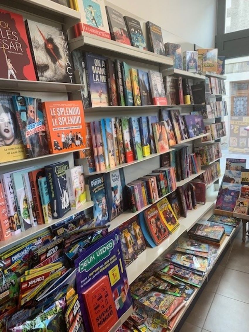 Librairie indépendante idéalement située en plein cœur d’une commune de 4700 habitants, dans la rue piétonne principale (récemment rénovée). Implantée sur un emplacement à forte attractivité commerciale, entourée de nombreux commerces de proximité (pharmacies, médecins, boucheries, coiffeurs, supermarché, fleuriste, bars-tabac…), elle profite d’un flux constant de passants et d’une forte visibilité, qui lui ont permis de développer une clientèle fidèle. Elle propose un service papeterie ce qui lui a permis de développer des partenariats avec les collectivités, bibliothèques, écoles, collèges et lui assure une clientèle récurrente.

Elle dispose d’un local de 240 m2, répartis sur 2 étages :

-            80 m 2 de surface commerciale, bureau, réserve, accès PMR, vitrine d’angle à forte visibilité.

-            Logement (T4)

-            Cave.

-            Pas de travaux à prévoir.

Bail commercial (fin 2031) : 1300 €/mois

CA moyen 124 000 €

Compte tenu de son implantation, l’activité peut se développer avec un service de café littéraire (boissons à emporter, pause-café, etc..) l’autorisation de terrasse est acquise.

 Une belle opportunité pour un repreneur passionné souhaitant s’implanter dans une commune attractive du Loiret.

Prix du Fonds de commerce 60 000 €