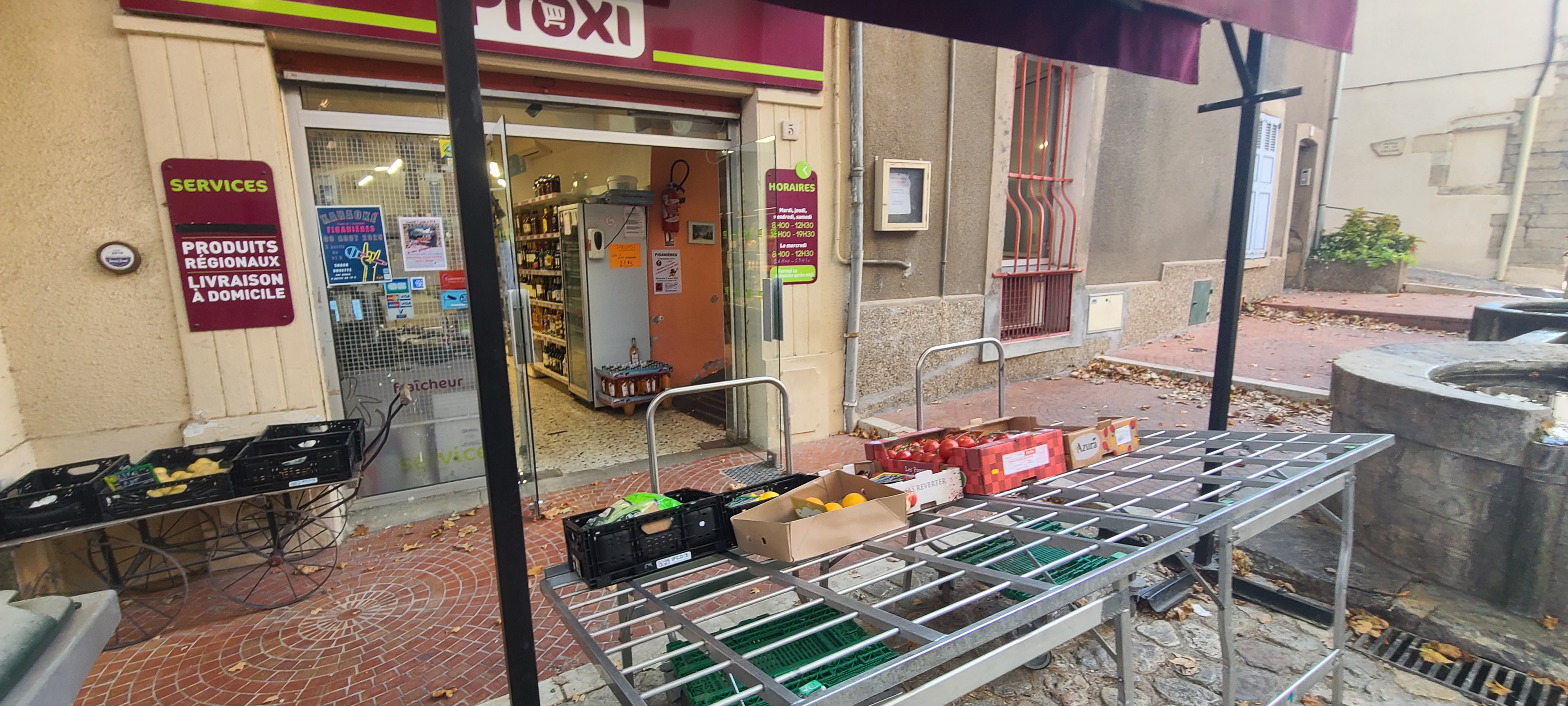 vend fond de commerce sous enseigne proxi environ 70m2 plein centre du village petit loyer (500€) me consulter pour plus de renseignements.