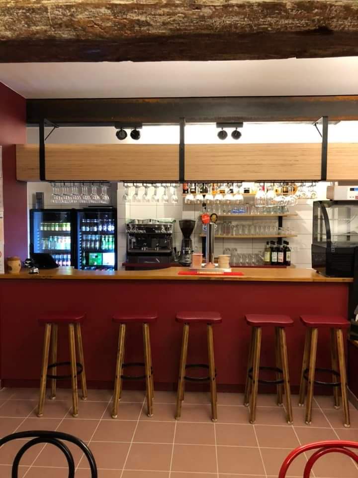Appel à repreneur - café restaurant multiservice - Sommecaise (89110)

La commune :
Sommecaise est une commune rurale de l’Yonne, comptant 379 habitants, située au cœur de la Bourgogne-Franche-Comté. A proximité de la sortie 18 de l’autoroute A6, et à 30km de Joigny et Auxerre, elle offre un cadre de vie paisible et attractif. 
Le commerce à reprendre est idéalement situé au cœur du bourg. Il combine les activités de bar, restaurant et multiservice (épicerie, dépôt de pain, point presse, etc.), avec un potentiel de développement. C’est un lieu de vie et de convivialité très apprécié des habitants et indispensable au dynamisme local. 
La municipalité est mobilisée pour soutenir ce projet de reprise et faciliter l’installation d’un entrepreneur. 

Activités déployées : restauration, bar, épicerie, dépôt de pain, animations, presse, relais colis​.

Le local :
● En bon état​
● Entièrement équipé (liste sur demande)​
● Superficie : 112m² + terrasse sur la place du village​
● Détails : Salle avec bar (37m2) ; cuisine (16m2) ; un espace de vente (27m2) ; un bloc sanitaire (10m2) ; une réserve (4m2) ; une terrasse (100m2)​
● Stationnement à proximité​.

Contrat proposé
● ​Vente de fonds de commerce - cession droit au bail (3/6/9)​
● Licence IV mise à disposition gratuite par la mairie​.

Éléments financiers :
● Apport financier pour équipement du local, stocks et trésorerie à prévoir selon activité envisagée​
● Coût total rachat (bail + matériel) : 30 000 € HT​
● Loyer TTC : 552€ /mois

Profil de gérant.e.s recherché.e.s :
● Vous possédez des vraies qualités de commerçant.e et une vive volonté d’entreprendre. ​ 
● Vous souhaitez vous engager en faveur de la ruralité et en comprenez les enjeux. 
● Vous justifiez d’une expérience significative dans le secteur de la restauration et maitrisez les techniques culinaires essentielles, ainsi que les normes d’hygiène et de sécurité.​ 
● Vous avez des bases solides en gestion et faites preuve de rigueur et d’organisation.