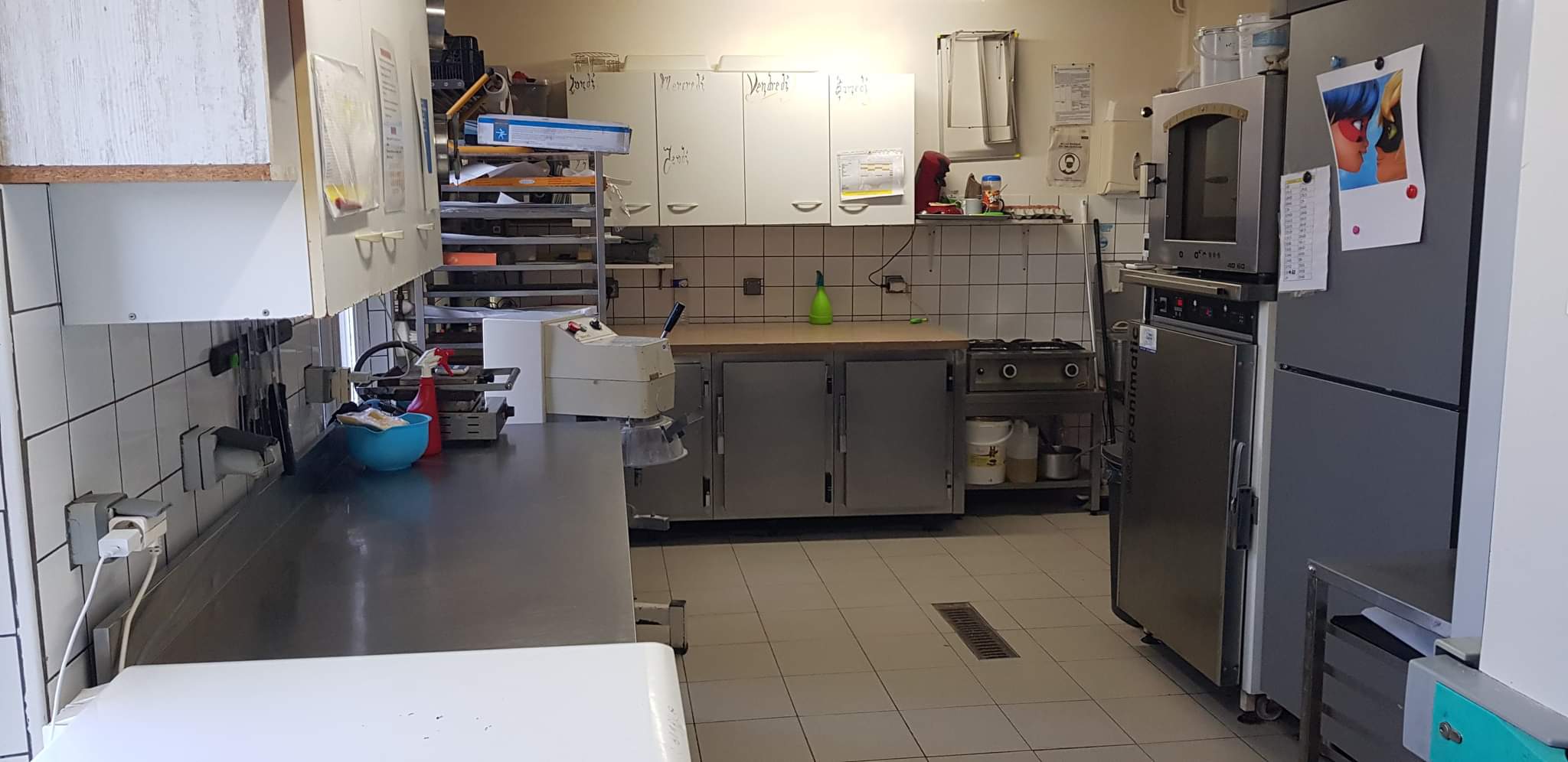 URGENT CAUSE SANTE !  70 000,00 EUROS 23% DU CHIFFRE D’AFFAIRES (Chiffre d’affaires 304 000 Euros) ! Loyer commerce 1203,06 euros, loyer maison 601,44. A vendre boulangerie pâtisserie snacking, licence IV et tabac (possibilité de l’arrêter), possibilité restaurant, bar tabac…., gros potentiel !
FERMETURE SAMEDI ET DIMANCHE. Ouverture du lundi au vendredi 7H00 19H00. 6 semaines de congés annuel.
1 vendeuse temps plein. 1 pâtissière 38h50.
FOUR AU FIOUL très bien entretenu, COMPTEUR BLEU
Travail avec le passage et les usines aux alentours Axe routier national 10. Grand parking.
Contrôle Véritas février 2025 vierge. 
Bail jusqu’en septembre 2027.
10 quintaux.
Chiffre d’affaires 304 000 Euros.     Prix de vente 70 000 €.
Possibilité d’acheter les murs via les propriétaires.
Très bonne affaire avec plein de possibilités, beaucoup de potentiel et de développement possible. Belle salle de snacking pouvant accueillir 14 personnes + terrasse d’environ 20 personnes.
Grande surface de vente, machine à café, vente de produits artisanaux et locaux et vente de produits de première nécessité qui peut être développée.
Vente du journal de la région mais la presse peut être développée également.
Labo pâtisserie et snacking, 1 fournil, vestiaires homme et femme avec WC. La disposition est faite en sorte que la marche en avant soit respectée. Tous les compresseurs froids ont moins de 6 ans sauf vitrine snack et une chambre de fermentation. Les cuves à fioul sont aux normes avec une réserve toute utilité.
Pour plus d’informations et de photos n’hésitez pas à nous contacter.
Labo pâtisserie :
Congélateur surgélateur Bongard 4 portes de 2020.
Chambre froide d’environ 6m2.
Tour réfrigéré 4 portes.
Four ventilé 4 plaques Panimatic.
Étuve Panimatic 12 plaques.
Batteur 20L.
Lave main à cellule.
Congélateur bahut.
2 fenêtres vue sur la vallée.
Chauffe-eau de 2023.
Fournil :
Pétrin Phebus de 40 litres de pétrissage axe oblique.
Diviseuse JAC rectangulaire 20 pâtons.
Façonneuse Bongard.
Repose pâtons JAC BM230.
2 chambres de fermentation contrôlée Panimatic.
Plan de travail bois avec laminoir Panirecord.
Four Bongard Cervap à fioul avec système de buée refait avec adoucisseur.
Lave main à genoux.
Porte sur extérieur et 2 lucarnes.
Couloir :
3 congélateurs portes.
Petite réserve ou possibilité d’en faire une douche (déjà installée).
Vestiaire homme avec toilettes
Vestiaire femme avec toilettes
Boutique :
Vitrine négative de vente.
Double vitrine positive.
Vitrine à boisson.
Vitrine pâtisserie 1m30 de long.
Vitrine viennoiseries 1m30 de long.
Vitrine snacking 2m10 de long.
Rayon à pain en fer forgé.
Microns ondes.
2 climatiseurs réversibles.
Point d’eau avec évier.
Trancheuse à pain.
Un meuble vitrine pour les produits locaux.
2 meubles vitrines.
Machine à café libre-service (café grain) sans contrat appartenant à la boulangerie.
À l’entrée un bar.
Une réserve arrière-boutique pour tabac, boisson, emballage…. Qui descend sur un grand garage (personnel) avec un ancien caisson actif pour stockage sec et celui-ci dessert une pièce pour le stockage de 2 grands congélateurs bahuts pour la boulangerie, et une grande pièce pour le stockage de la boutique (matériel éphémère …)
Porte d’entrée et de sortie vitrées et 3 ouvertures de murs vitrées.
Très belle luminosité.
Salle de snack :
Capacité 14 places.
Grande baie vitrée double porte sur terrasse. 
Côté personnel (environ 110m2) :
Belle habitation qui est attenante à la boulangerie mais avec entrée personnelle séparée et distincte.
La liaison entre le perso et le pro se fait par une pièce d’eau et WC.
3 chambres.
1 SDB baignoire avec WC et velux.
La cuisine et salle à manger est en contrebas du salon et donne directement sur une terrasse d’environ 40m2 sans vis à vis avec vue dégagée.
Pièce attenante à la cuisine (qui peut servir de buanderie).
Pièce chaufferie avec chauffage fioul et cave.