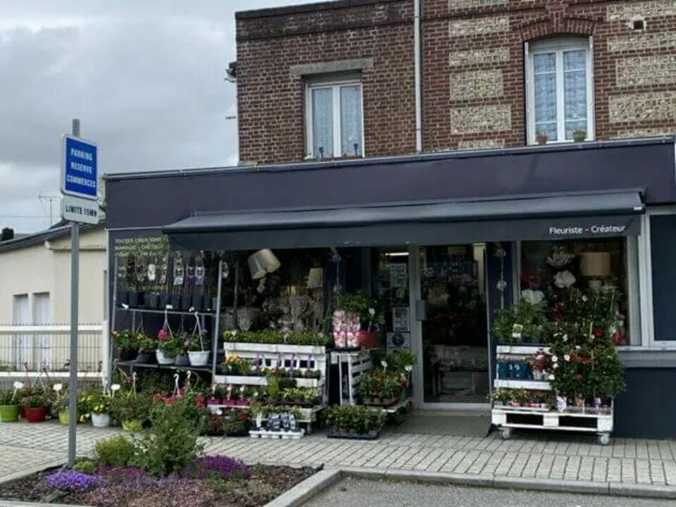 Situé dans le centre-bourg d’Épouville, ce fonds de commerce de 74 m² bénéficie d’un emplacement stratégique sur un axe passant de l’agglomération havraise. Il se compose d’un espace de vente spacieux doté d’un beau linéaire de vitrine pour une visibilité optimale, ainsi que d’un atelier et de sanitaires. Cette opportunité est idéale pour la reprise d’une activité de fleuriste ou le développement d’un commerce de proximité.

Surface totale : 74 m² comprenant un espace de vente spacieux, un atelier de préparation et des WC.

Prix de vente du fonds : 95 000 €
Loyer annuel : 9 936 € HT/HC
Loyer mensuel : 828 € + 38 € de provision pour taxe foncière
Honoraires de commercialisation : 8 200 € HT

Annonce proposée par Pôle Implantation Commerce, service d'accompagnement des porteurs de projets commerciaux (réf. Ref076240).