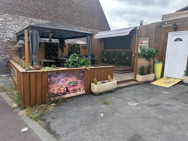 Friterie aménagée et tout équipée comme neuf 
À déplacer
Avec terrasse de 40m2 en bois à transporter