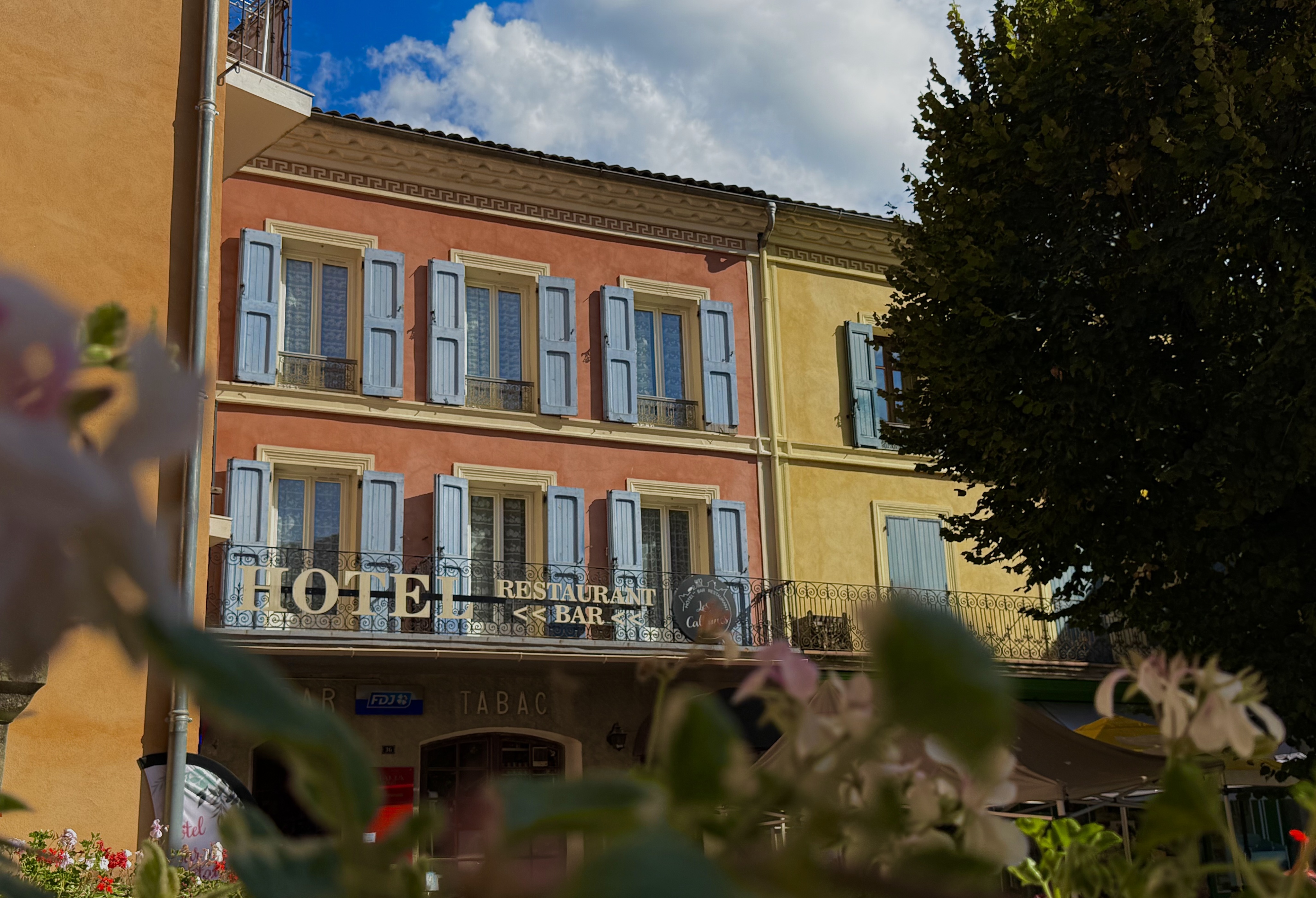 A  vendre : fonds de commerce hôtel - restaurant de charme - bar entièrement rénové
localisation : Annot 04240, Alpes de Haute Provence
Enseigne : Les Callunes
Saisissez l'opportunité de reprendre une institution emblématique au cœur d'un village de caractère, étape incontournable du Train des Pignes et site mondialement connu pour ses Grès d’Annot (randonnée et escalade) et profitez d'un cadre de vie exceptionnel.
Cet établissement historique, alliant cachet de l'ancien et confort moderne, bénéficie d'une visibilité optimale et d'une clientèle fidèle, tant touristique que locale. 
Points Forts et Atouts
    • Hôtellerie : 16 chambres tout confort prêtes à l'exploitation. Classement 2 étoiles renouvelé en juin. Hôtel sans concurrence sur le secteur et les environs
    • Restauration : Une salle de restaurant et un bar entièrement rénovés complétés par une terrasse ombragée très prisée en saison estivale. Grande cuisine équipée et fonctionnelle.
    • Licence IV : Inclus dans la cession, permettant une exploitation bar complète.
    • Emplacement Stratégique au cœur d'un secteur touristique dynamique. (Gorges du Verdon, lac de Castillon et Stations de ski ). 
    • Clientèle locale fidèle et groupes de randonneurs, grimpeurs, cyclistes et motards
      Chiffres Clés & Potentiel
    • Activité : Établissement sain avec un fort potentiel de développement (groupes, développement de l'activité séminaire, tourisme de pleine natureEtablisss).
    • Notoriété : Etablissement reconnu sur son territoire. Excellente réputation sur les plateformes de réservation et les guides touristiques.
    • Accompagnement : Possibilité d'accompagnement par les cédants pour la passation.