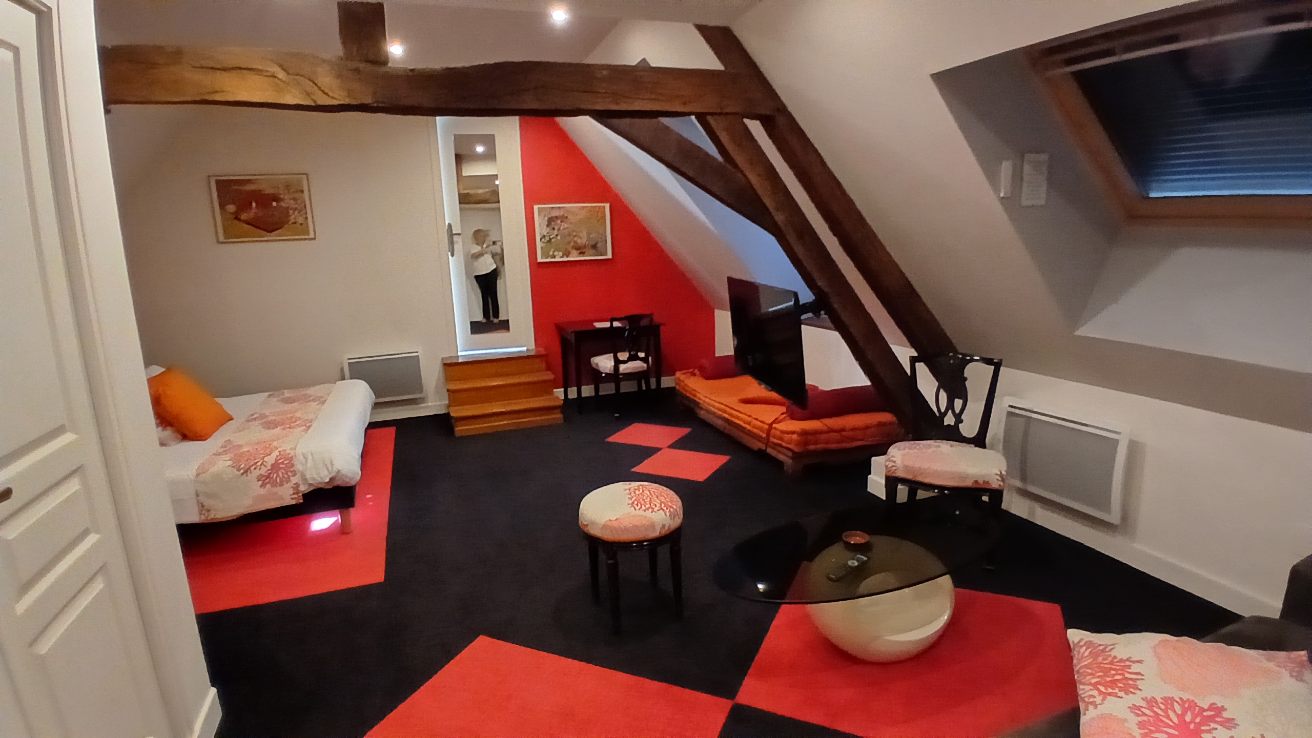 A saisir Fond de commerce hotel de charme (Type 3 etoiles )dans longere entièrement rénové. 
11 grandes chambres équipées salle de bain privative entièrement rénovée. 
Petit jardin de détente 
Centre ville a 5mn de la gare
Clientèle affaire et passage a développer.