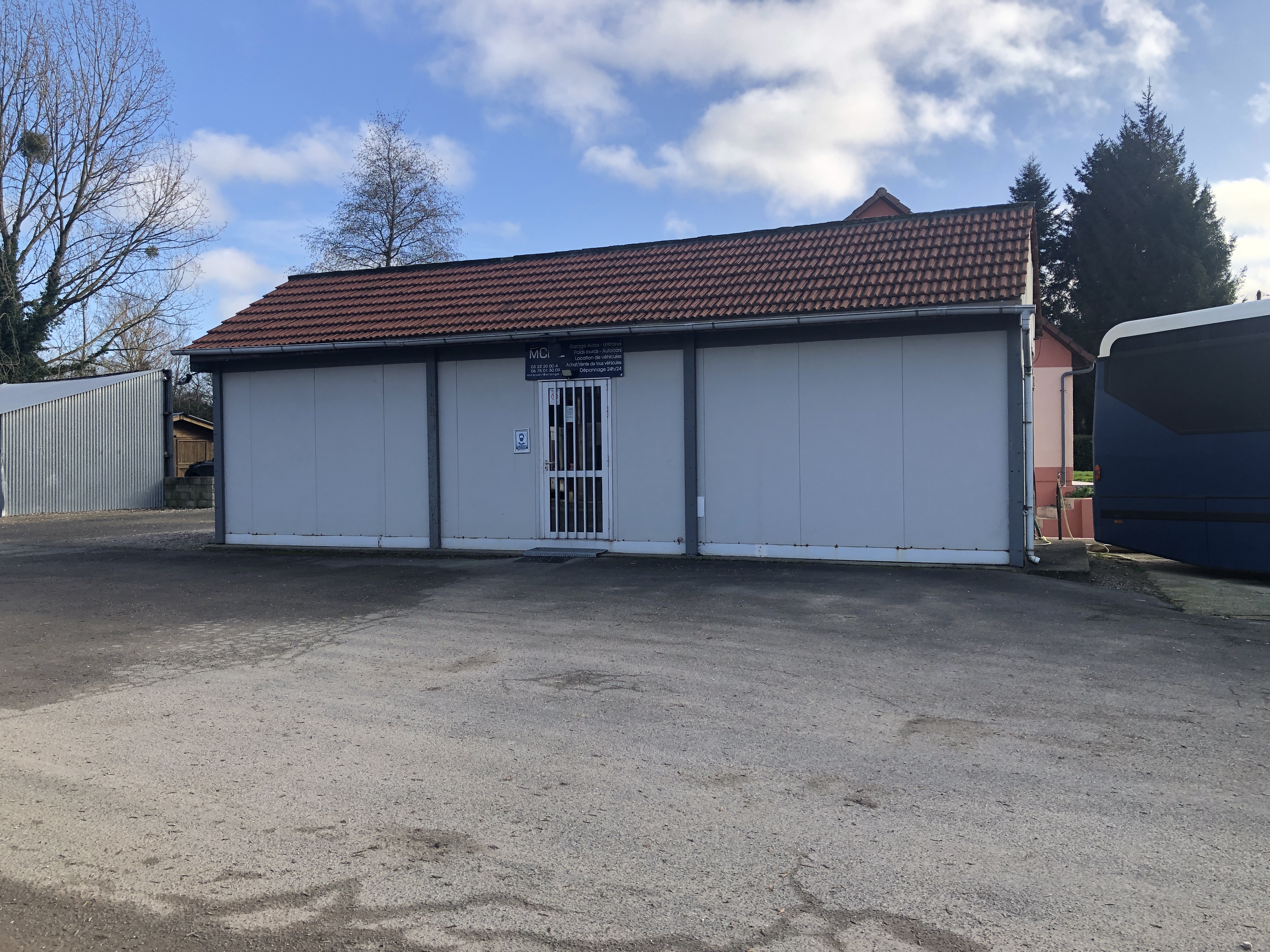 Fond de commerce Garage poids lourd et autocar , CA 1.2 KF  , Bonne rentabilité , a faire evoluer , clients en France et à l étranger , a vendre cause retraite .
Terrain+ batiments en location ,  4 salariés , disponible .