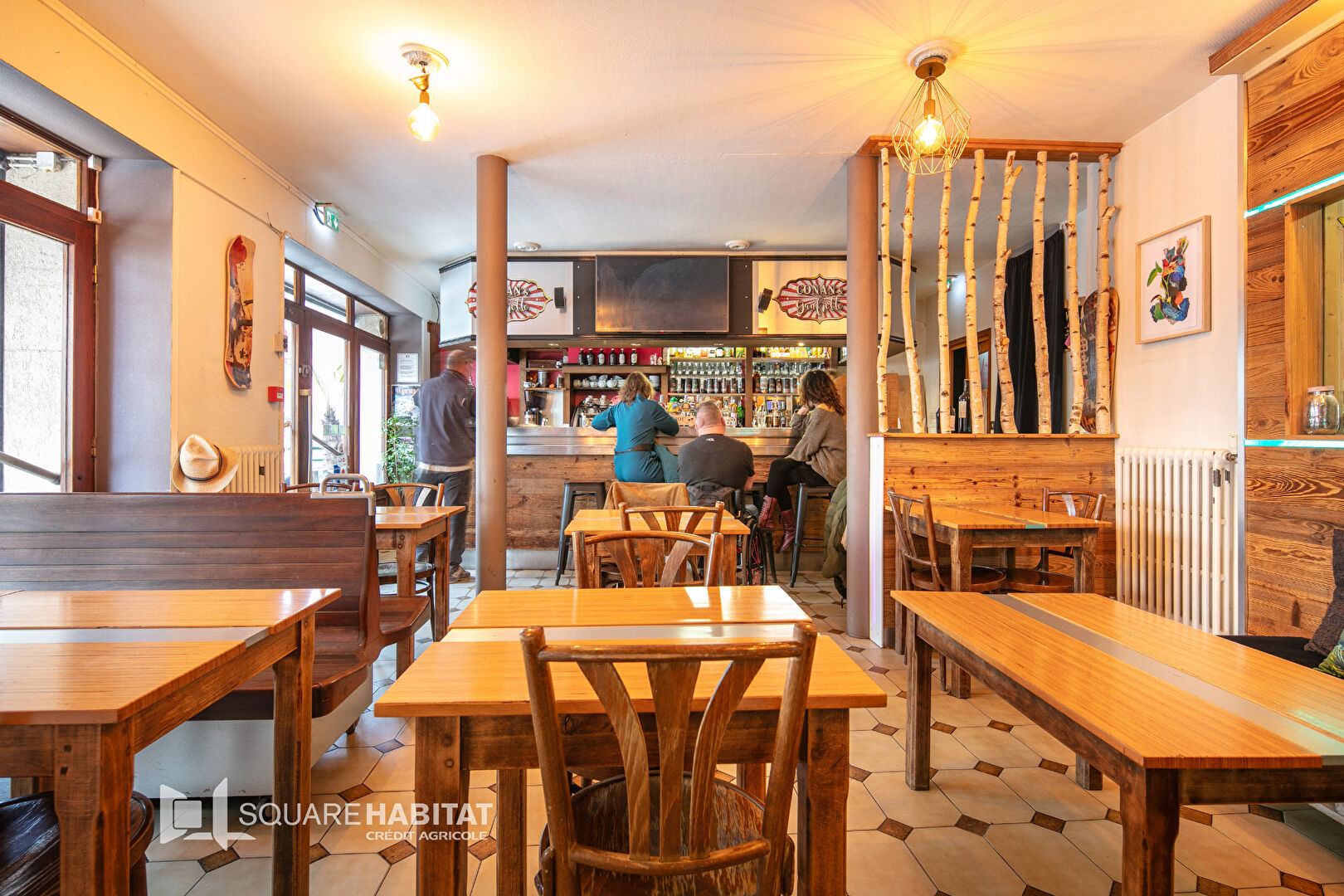 Au coeur du centre historique de Mens nous vous proposons ce pas de porte concernant ce restaurant bar, idéalement placé dans une rue commerçante, bénéficiant à la fois d'une clientèle locale fidélisée et  d'une clientèle touristique importante permettant d'enregistrer un bon chiffre d'affaire annuel. Possédant une belle terrasse sur le devant, une grande pièce à l'étage pouvant augmenter considérablement le nombre de couverts vous pourrez aussi profiter d'un appartement vous permettant de loger sur place, location des murs et appartement 2200€/mois. Nous pouvons aussi vous proposer le rachat des murs selon divers formules qui conviendrait à vos possibilités d'achat ( vente à terme envisageable).